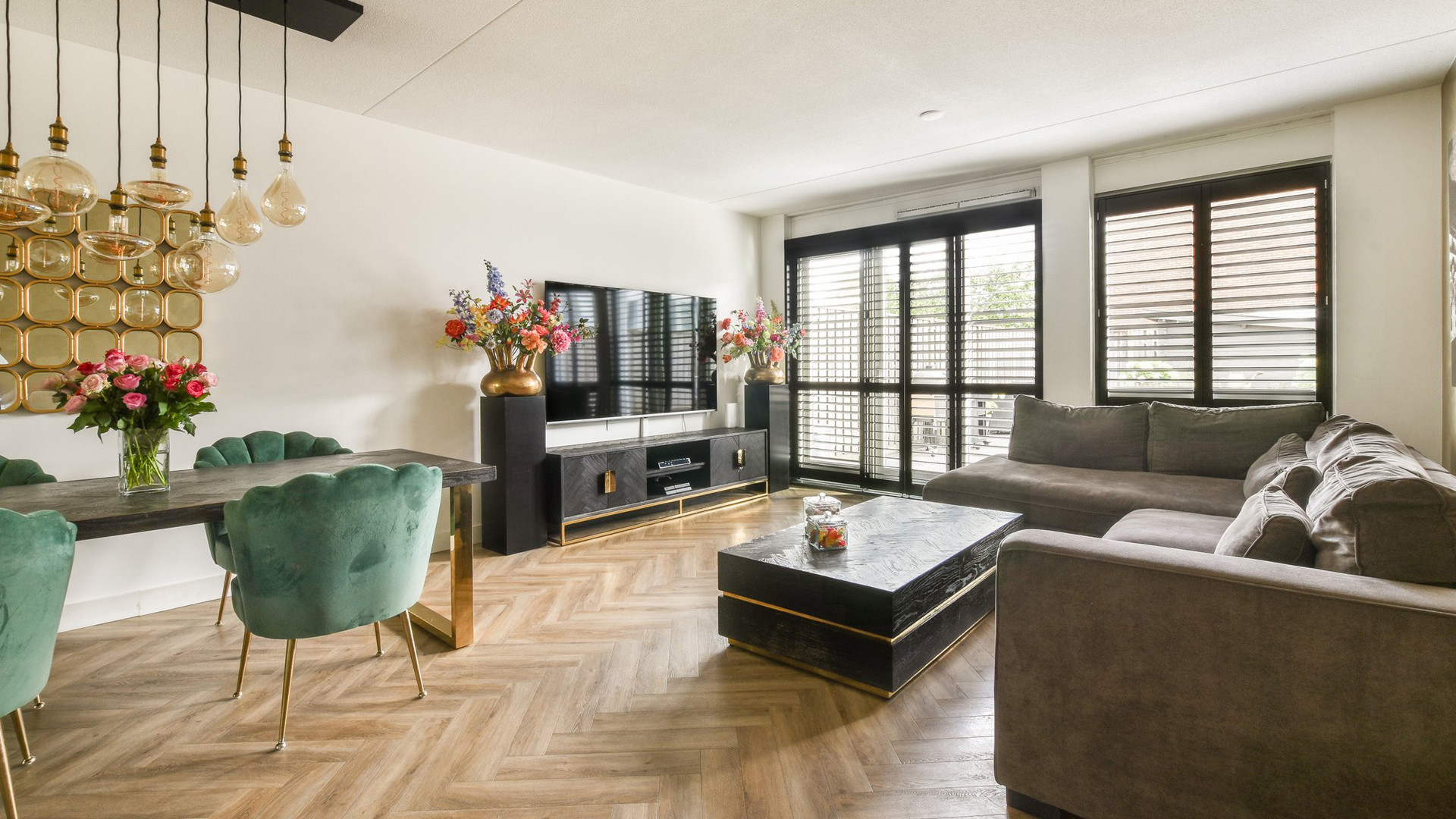 Danny Froger zet zijn luxe woning in Huizen te koop. Zie foto's 3