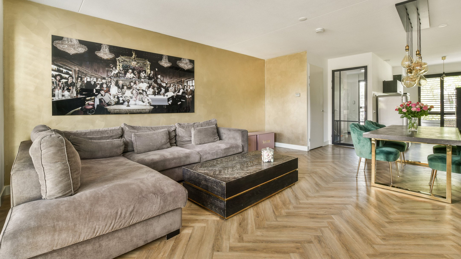 Danny Froger zet zijn luxe woning in Huizen te koop. Zie foto's 4