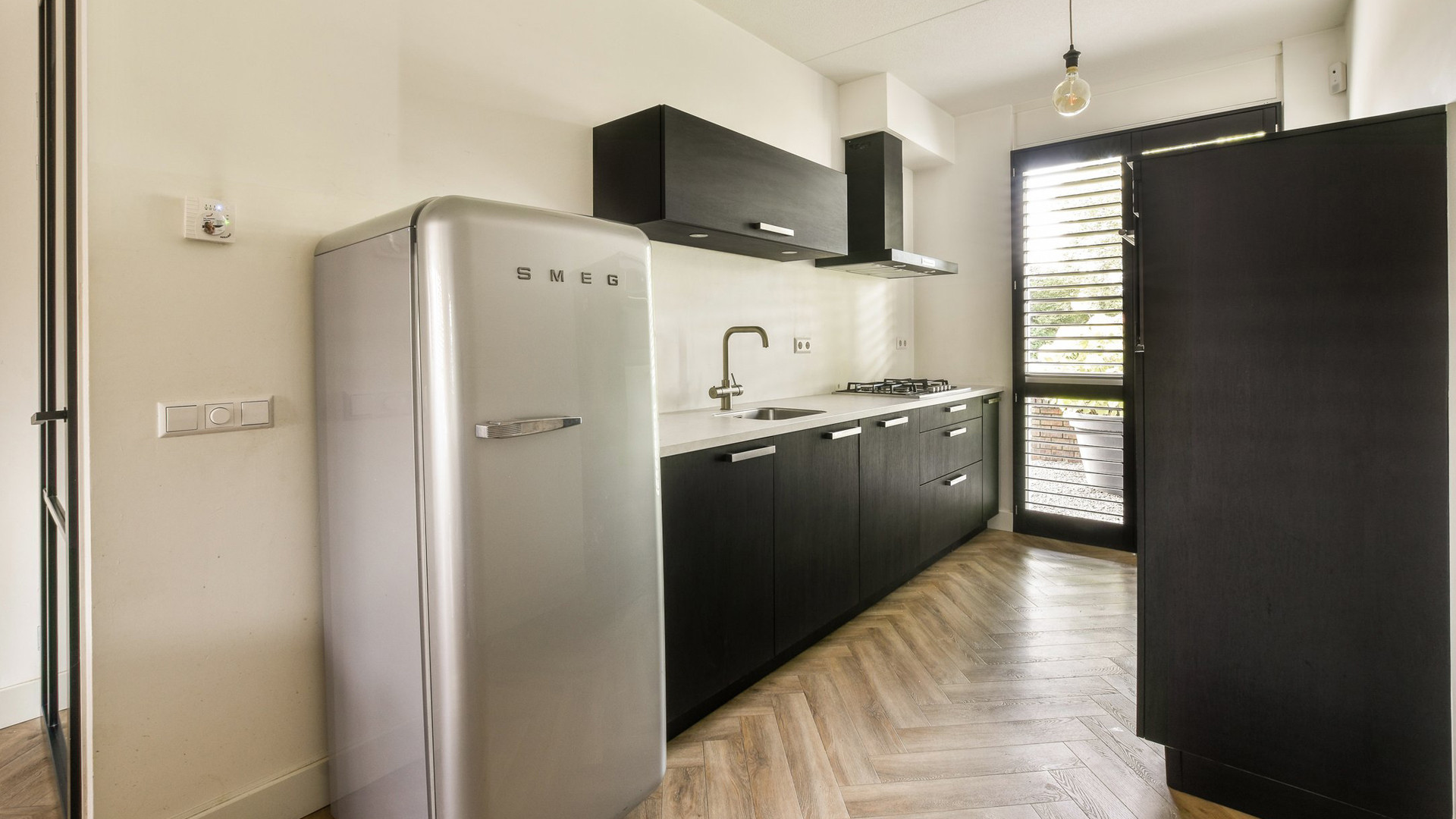 Danny Froger zet zijn luxe woning in Huizen te koop. Zie foto's 5
