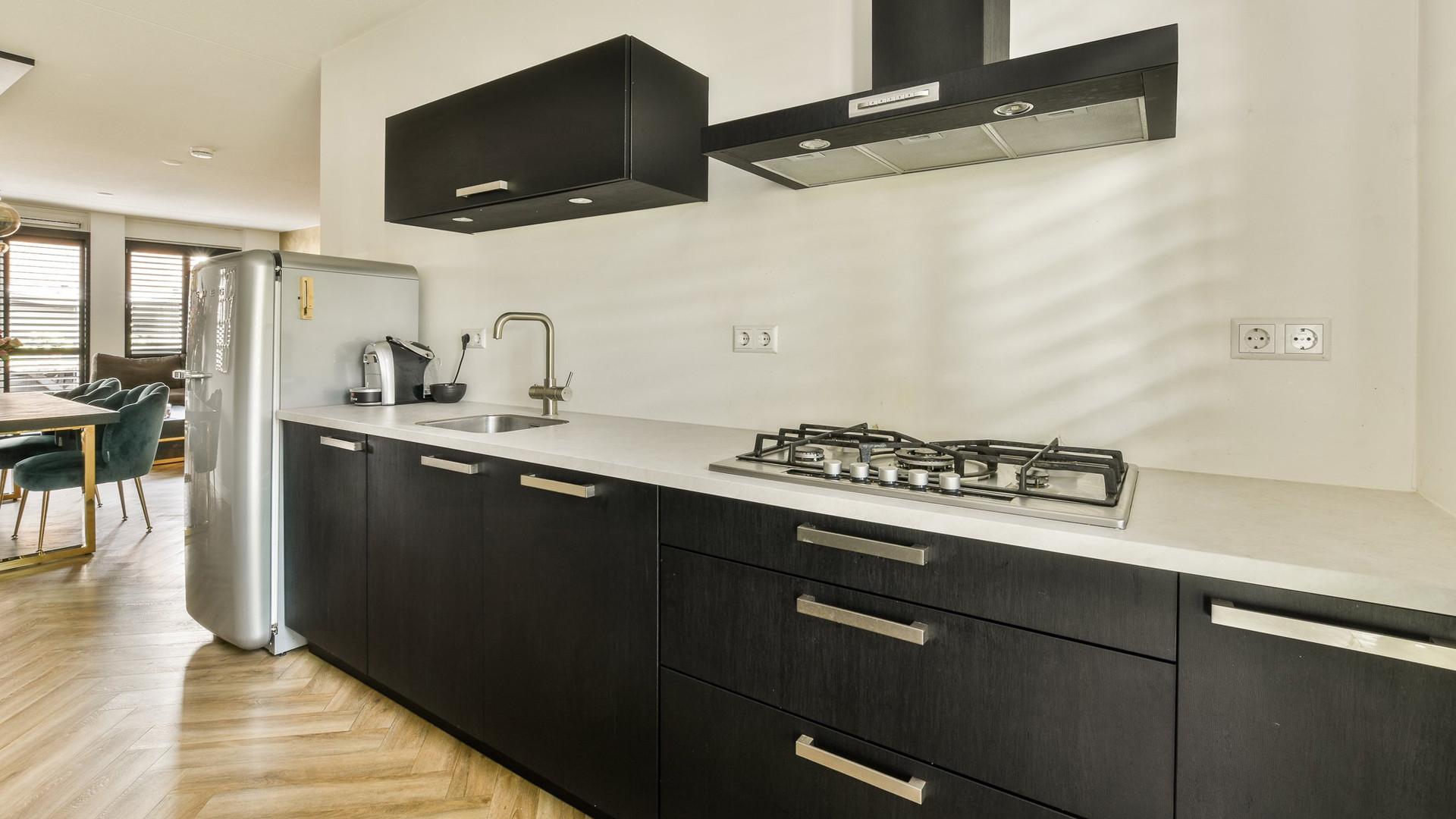 Danny Froger zet zijn luxe woning in Huizen te koop. Zie foto's 6