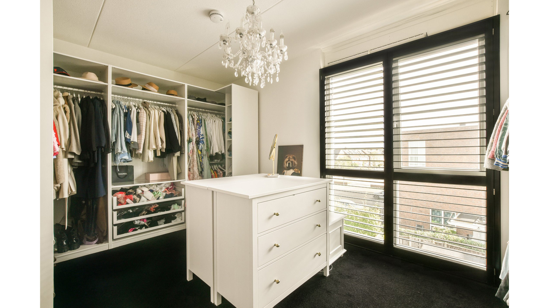 Danny Froger zet zijn luxe woning in Huizen te koop. Zie foto's 10