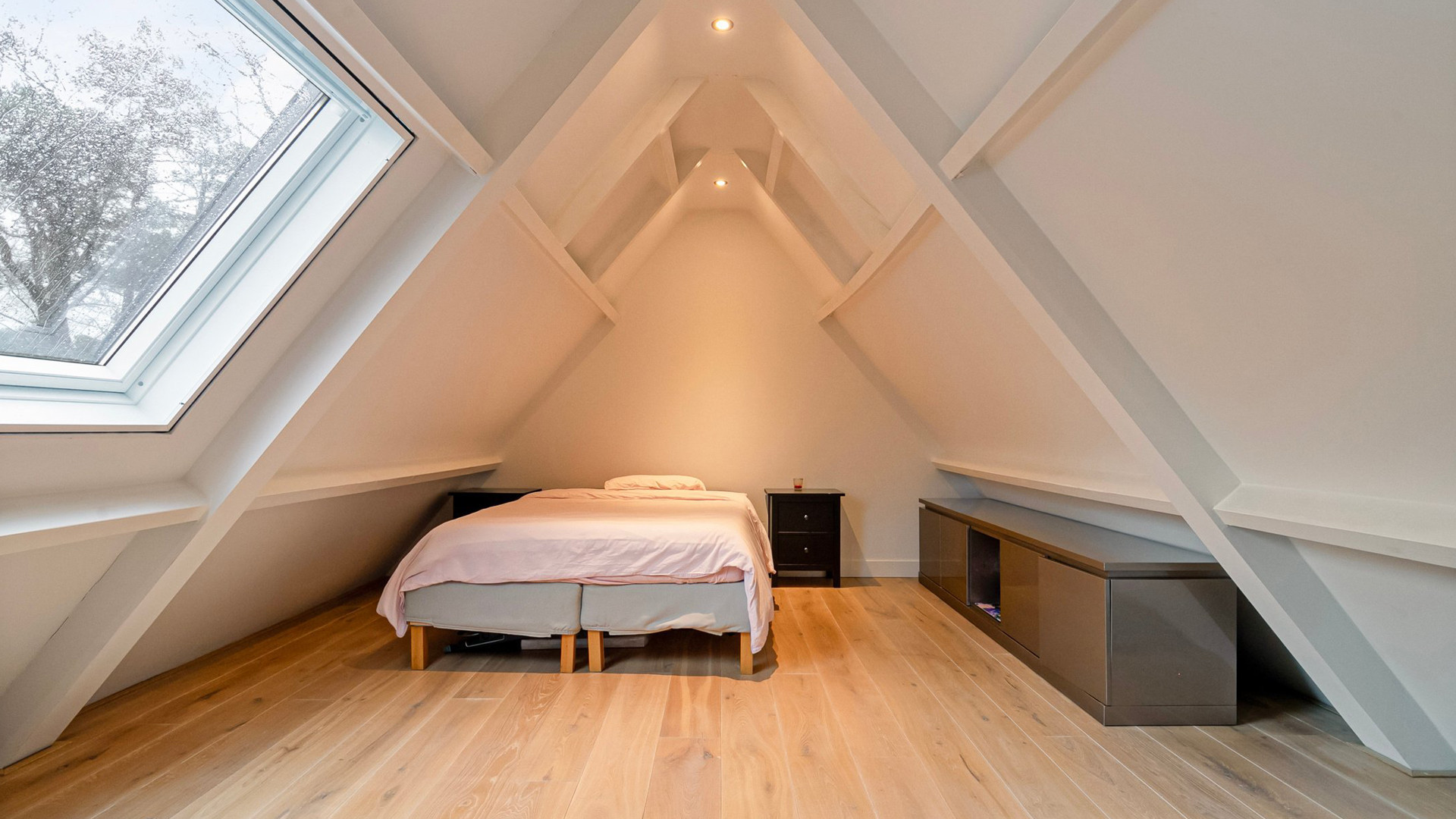 Voetballer Xavi Simons zet zijn zeer luxe Brabantse villa met een bostuin te koop. Zie foto's 9