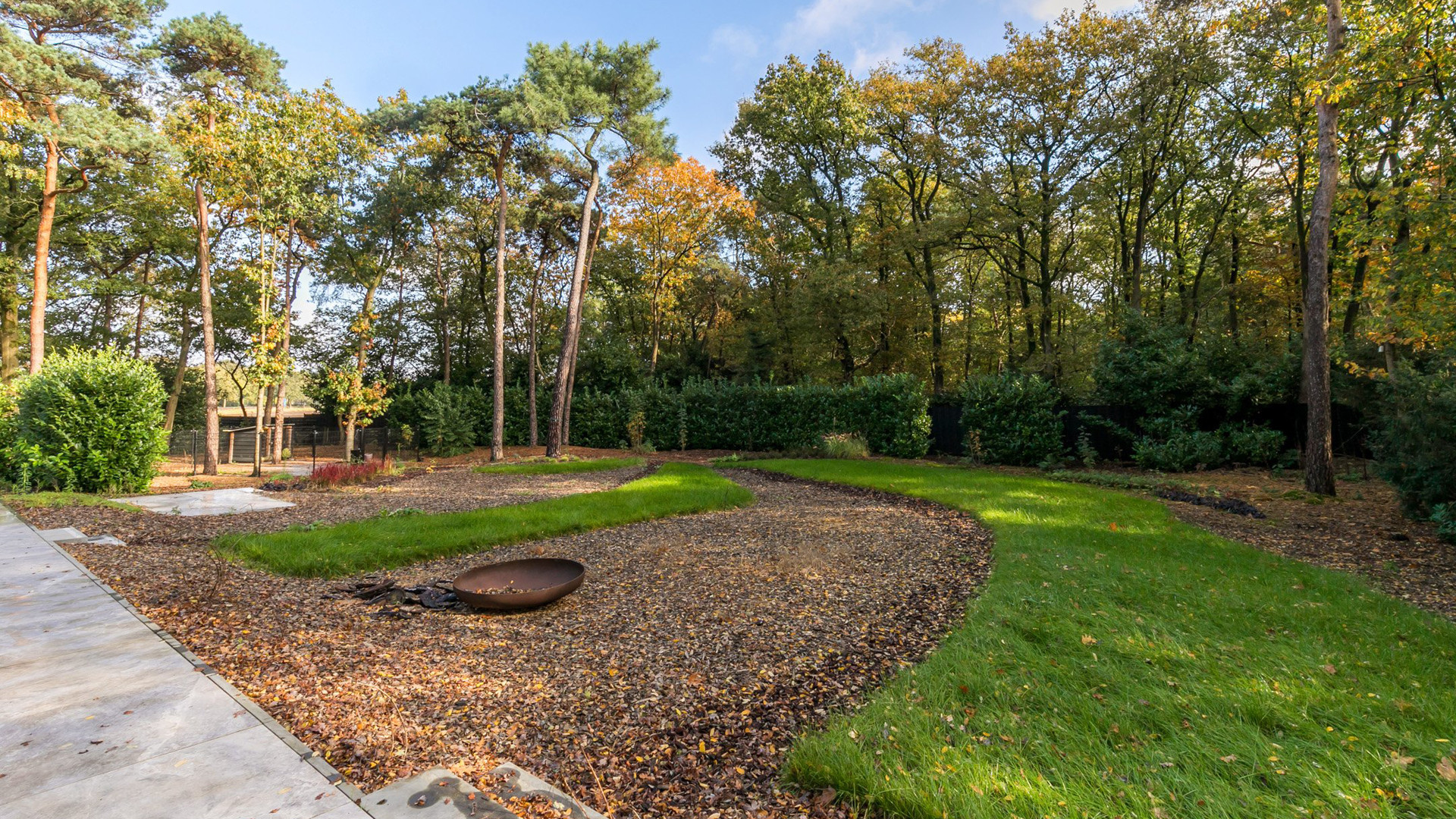 Voetballer Xavi Simons zet zijn zeer luxe Brabantse villa met een bostuin te koop. Zie foto's 12