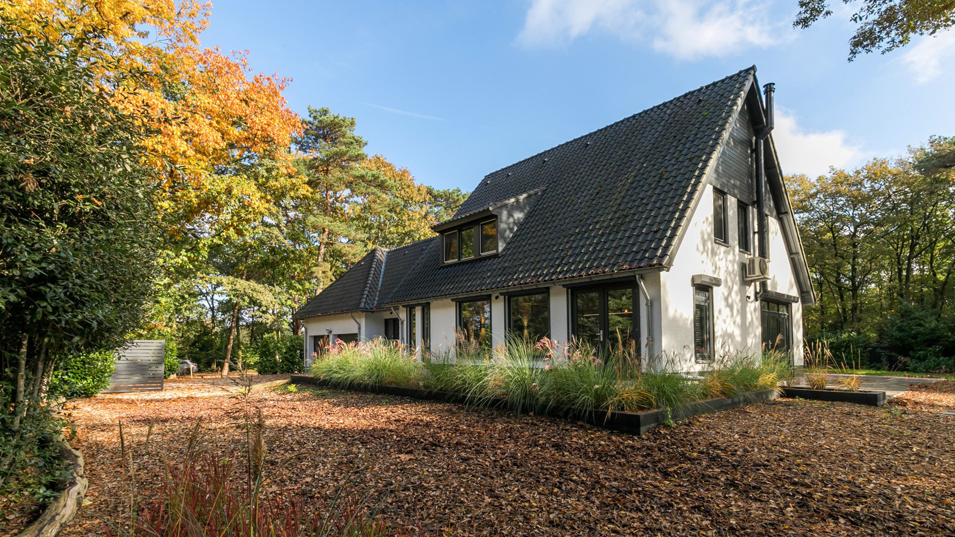 Voetballer Xavi Simons zet zijn zeer luxe Brabantse villa met een bostuin te koop. Zie foto's 11
