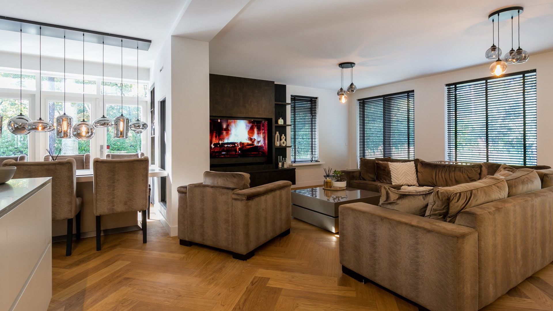 Voetballer Xavi Simons zet zijn zeer luxe Brabantse villa met een bostuin te koop. Zie foto's 4