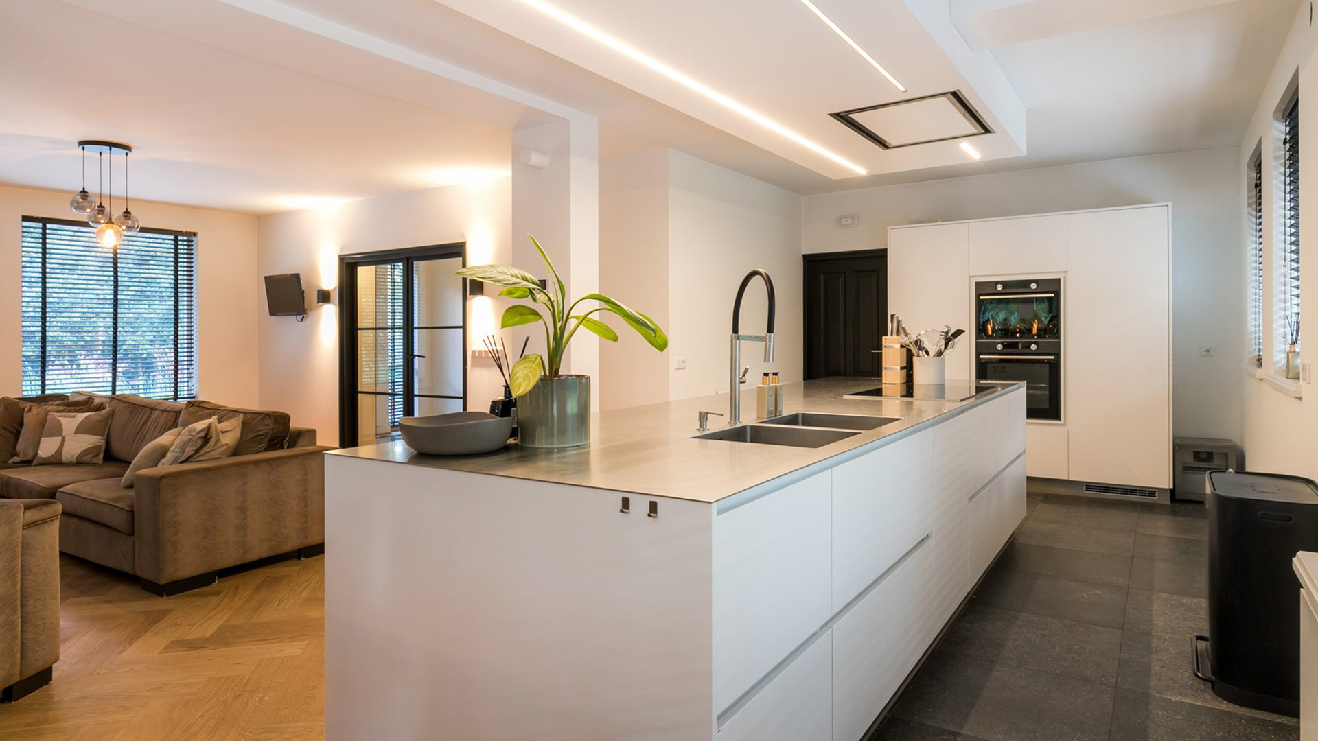 Voetballer Xavi Simons zet zijn zeer luxe Brabantse villa met een bostuin te koop. Zie foto's 6