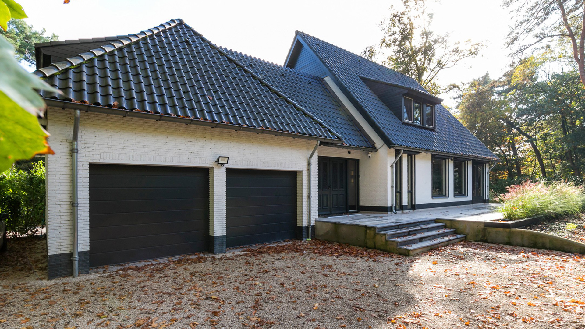 Voetballer Xavi Simons zet zijn zeer luxe Brabantse villa met een bostuin te koop. Zie foto's 2