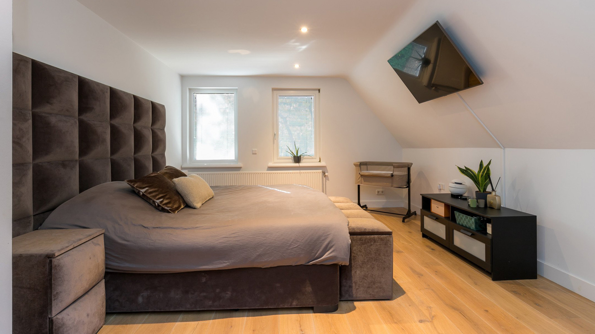 Voetballer Xavi Simons zet zijn zeer luxe Brabantse villa met een bostuin te koop. Zie foto's 7