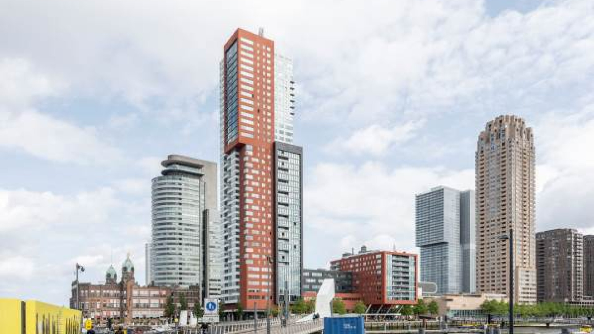 Binnenkijken in het luxe Rotterdamse appartement aan de Maas van Feyenoord aanvoerder Quinten Timber. Zie foto's 2
