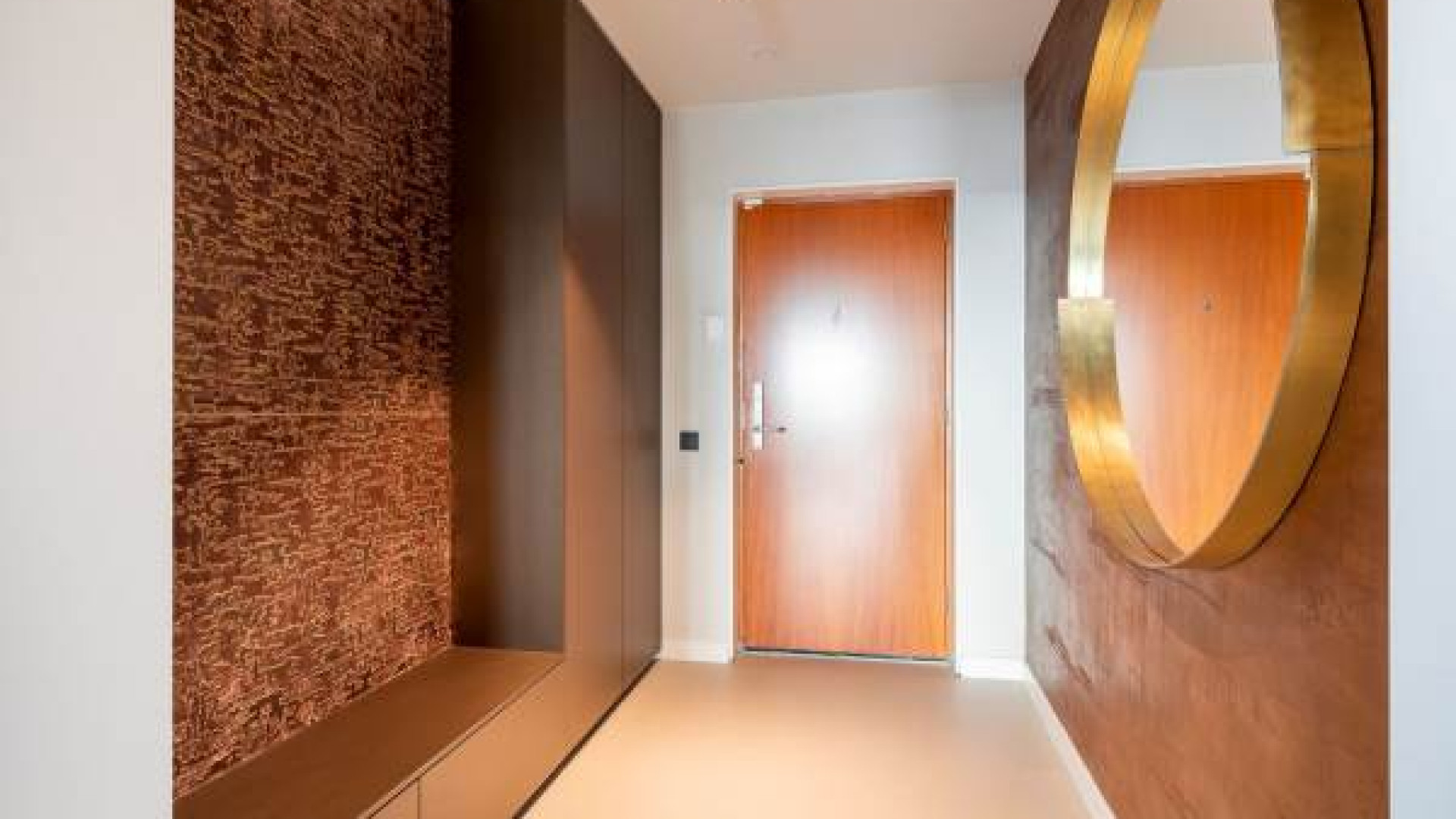 Binnenkijken in het luxe Rotterdamse appartement aan de Maas van Feyenoord aanvoerder Quinten Timber. Zie foto's 3
