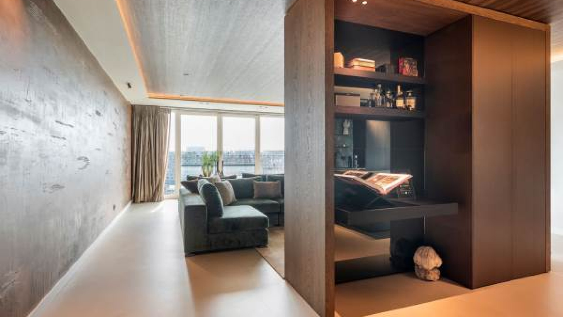 Binnenkijken in het luxe Rotterdamse appartement aan de Maas van Feyenoord aanvoerder Quinten Timber. Zie foto's 4