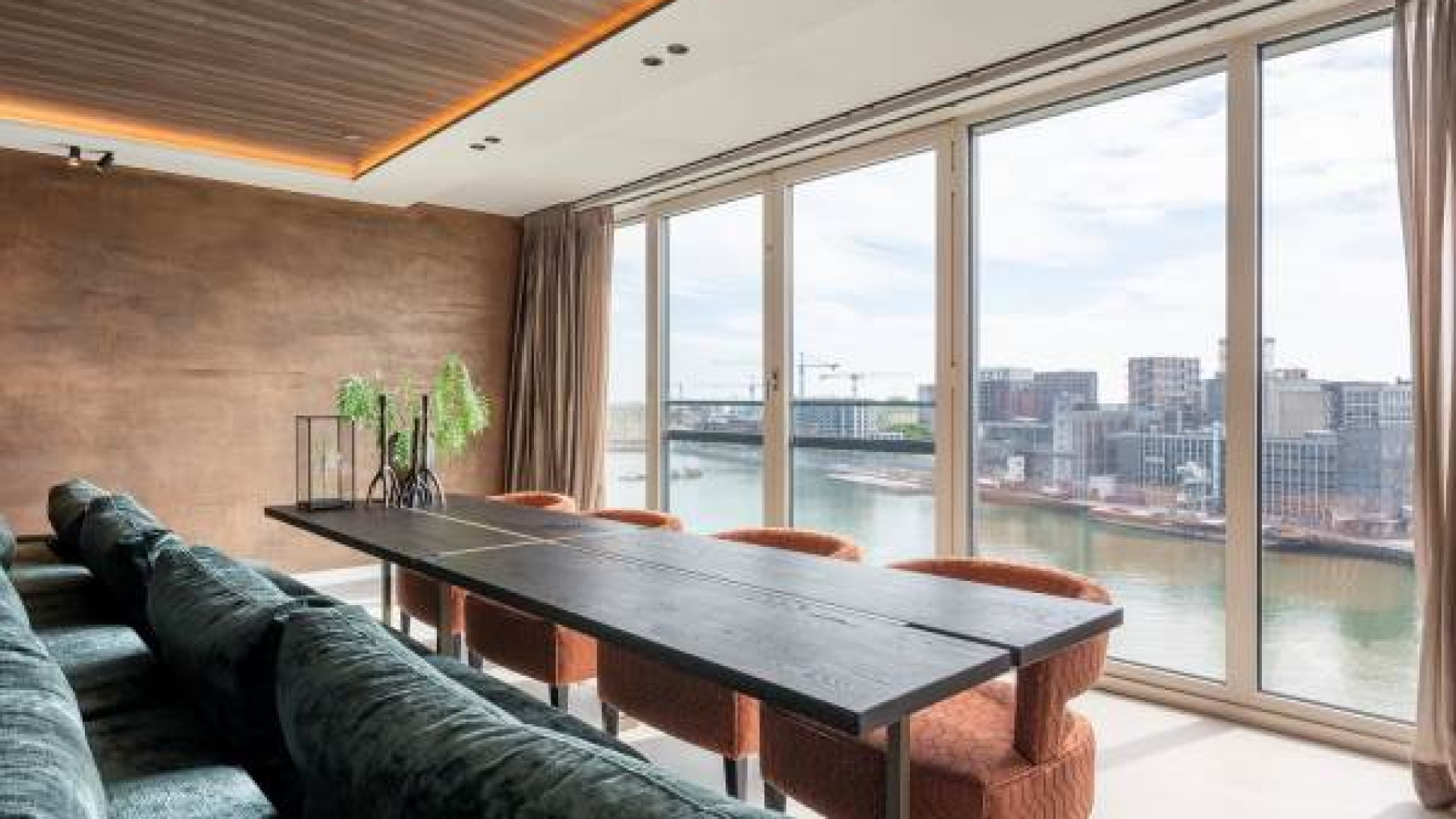 Binnenkijken in het luxe Rotterdamse appartement aan de Maas van Feyenoord aanvoerder Quinten Timber. Zie foto's 6