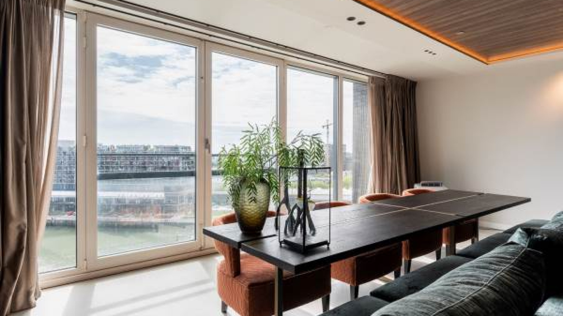Binnenkijken in het luxe Rotterdamse appartement aan de Maas van Feyenoord aanvoerder Quinten Timber. Zie foto's 7