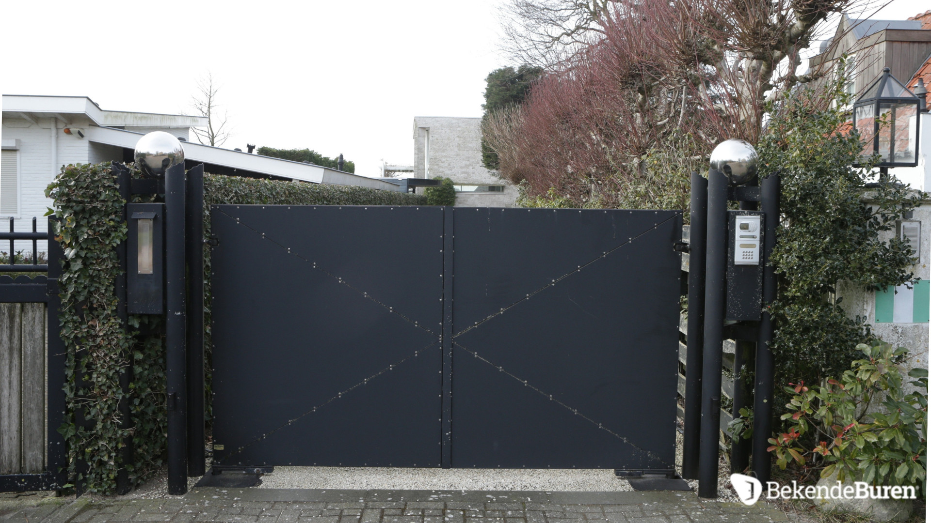 In deze villa sleet Ron Brandsteder helemaal alleen zijn laatste levensjaren. Zie foto's 4