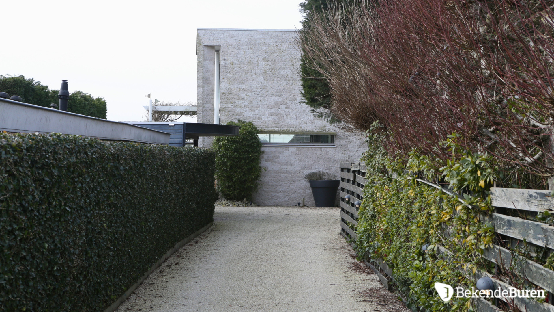 In deze villa sleet Ron Brandsteder helemaal alleen zijn laatste levensjaren. Zie foto's 3