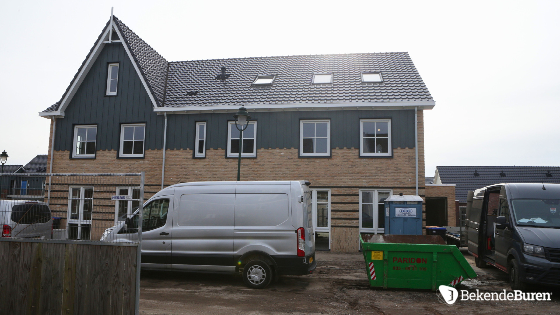 Hier beginnen Danny Froger en zijn gezin aan een nieuw hoofdstuk in hun leven. Zie foto's 2
