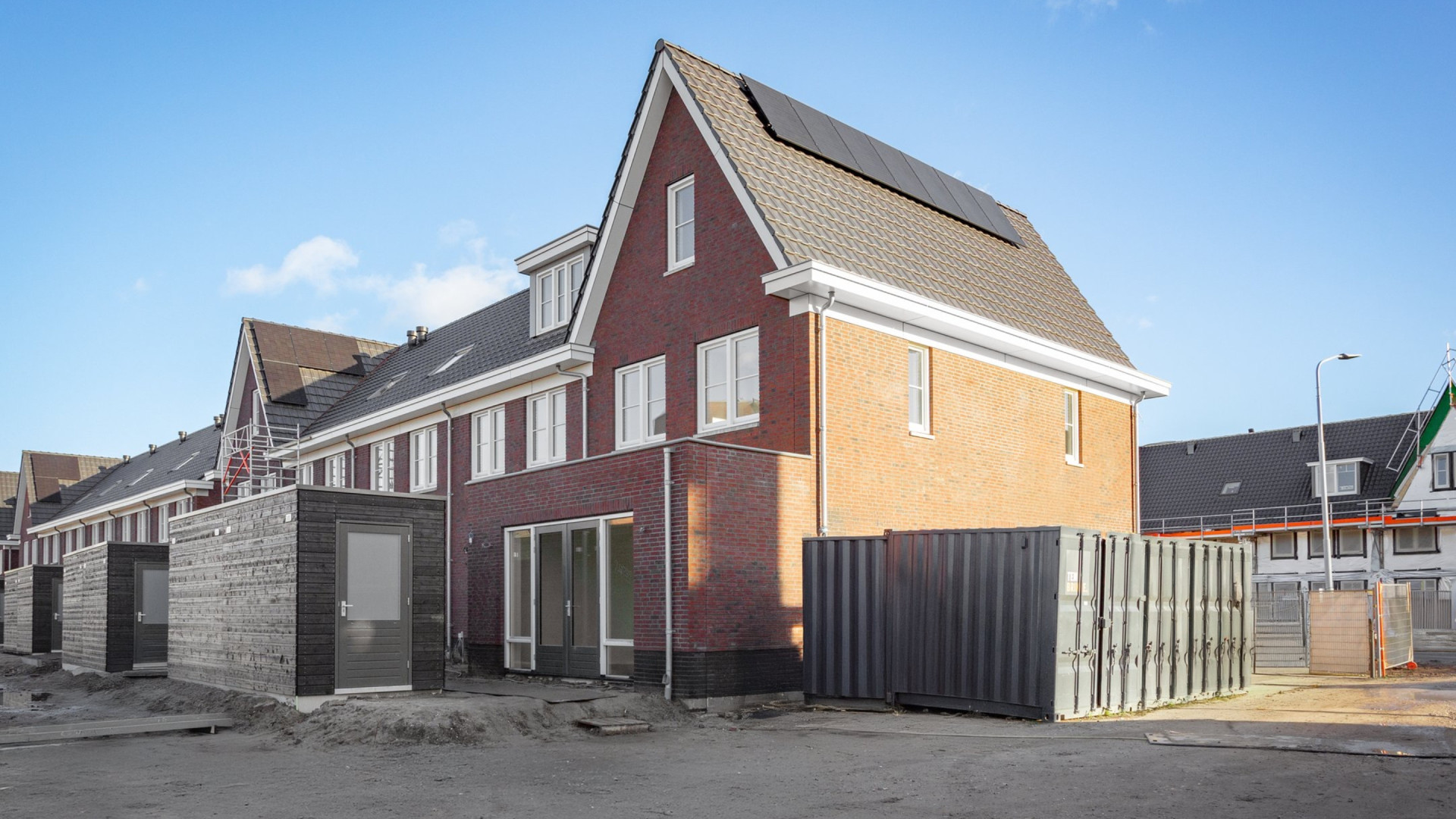 Volkszanger Yves Berendse verkoopt zijn nieuwbouw woning met tienduizenden euro's verlies. Zie foto's 11