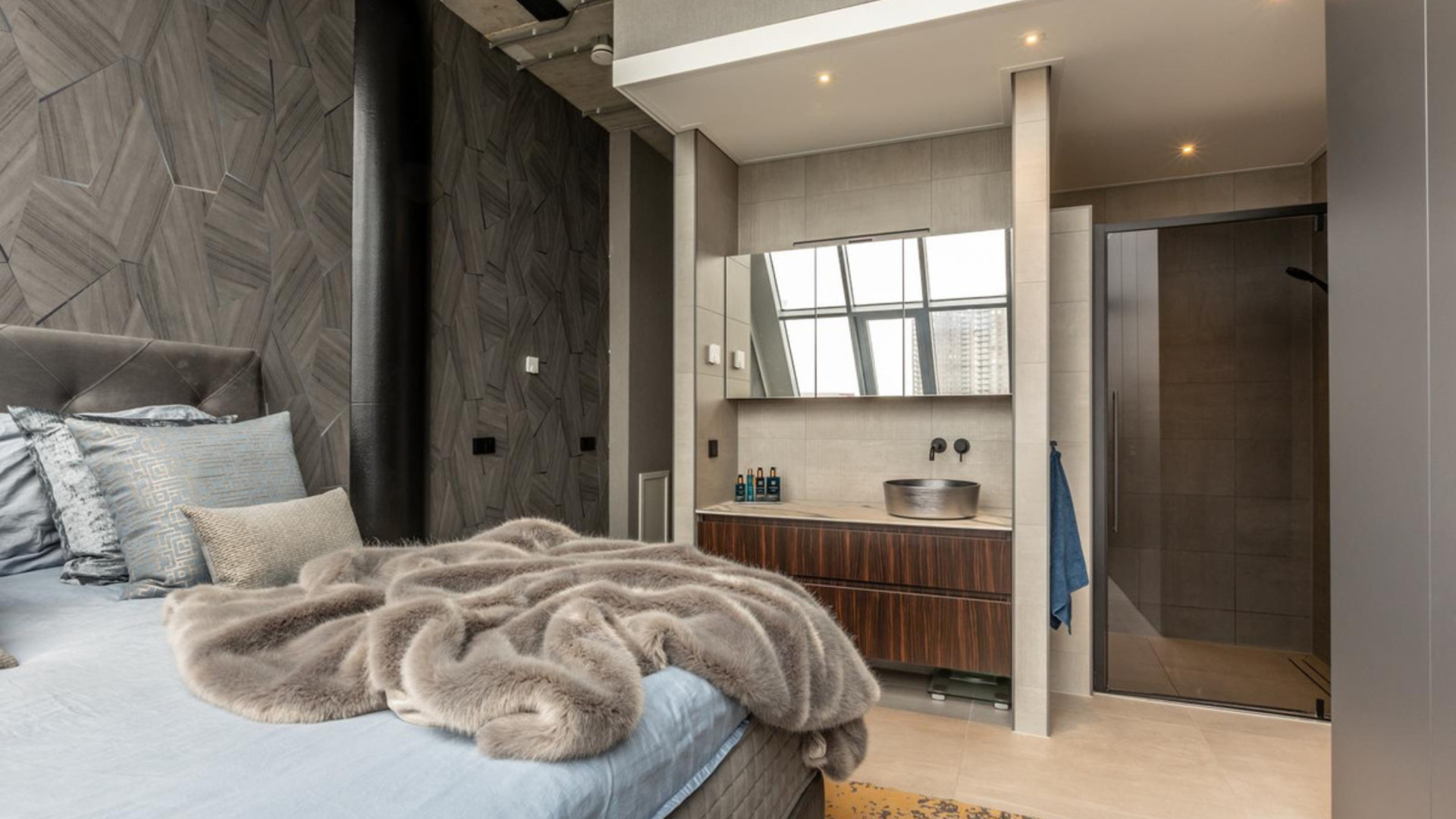 PSV speler Jerdy Schouten scoort huurder voor zijn zeer bijzondere Rotterdamse kadewoning. Zie foto's 9