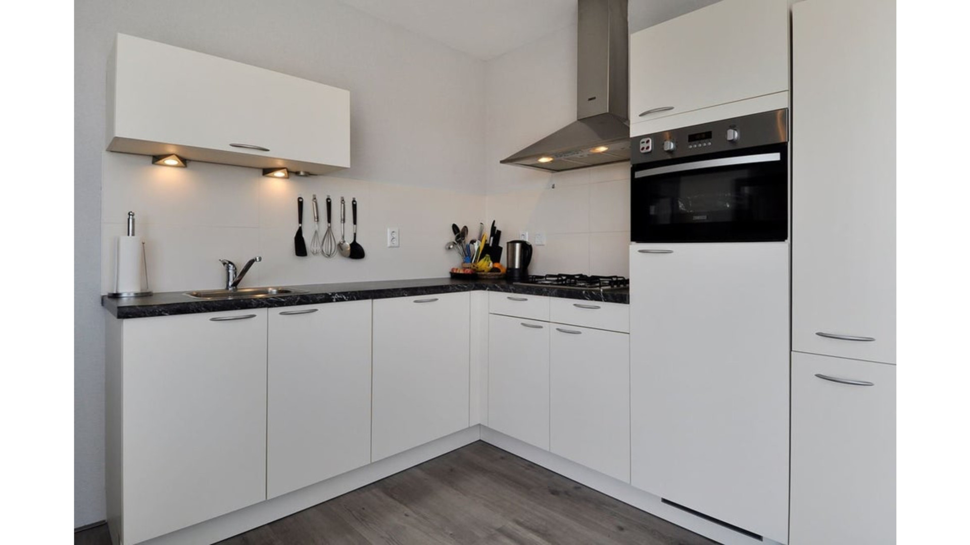 EO boegbeeld Bert van Leeuwen kiest huurder uit honderden gegadigden voor appartement. Zie foto'sZie foto's 5