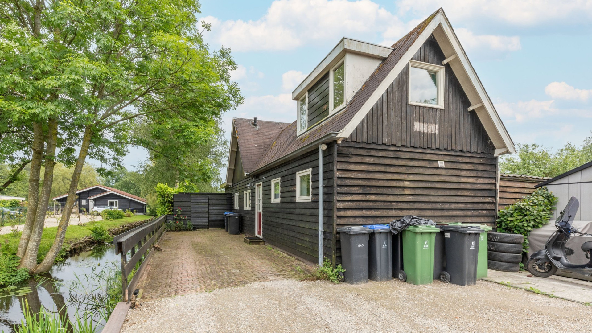 Volkszanger Wesly Bronkhorst koopt deze prachtige villa aan de Loosdrechtse Plassen. Zie foto's 2