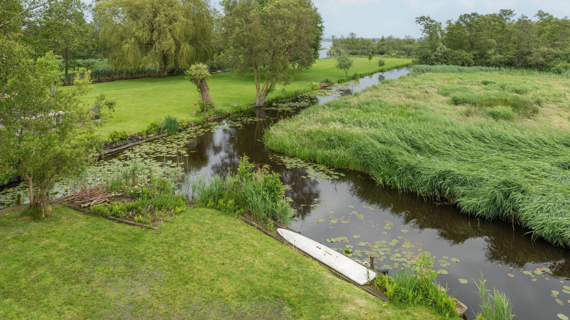 Volkszanger Wesly Bronkhorst koopt deze prachtige villa aan de Loosdrechtse Plassen. Zie foto's 11
