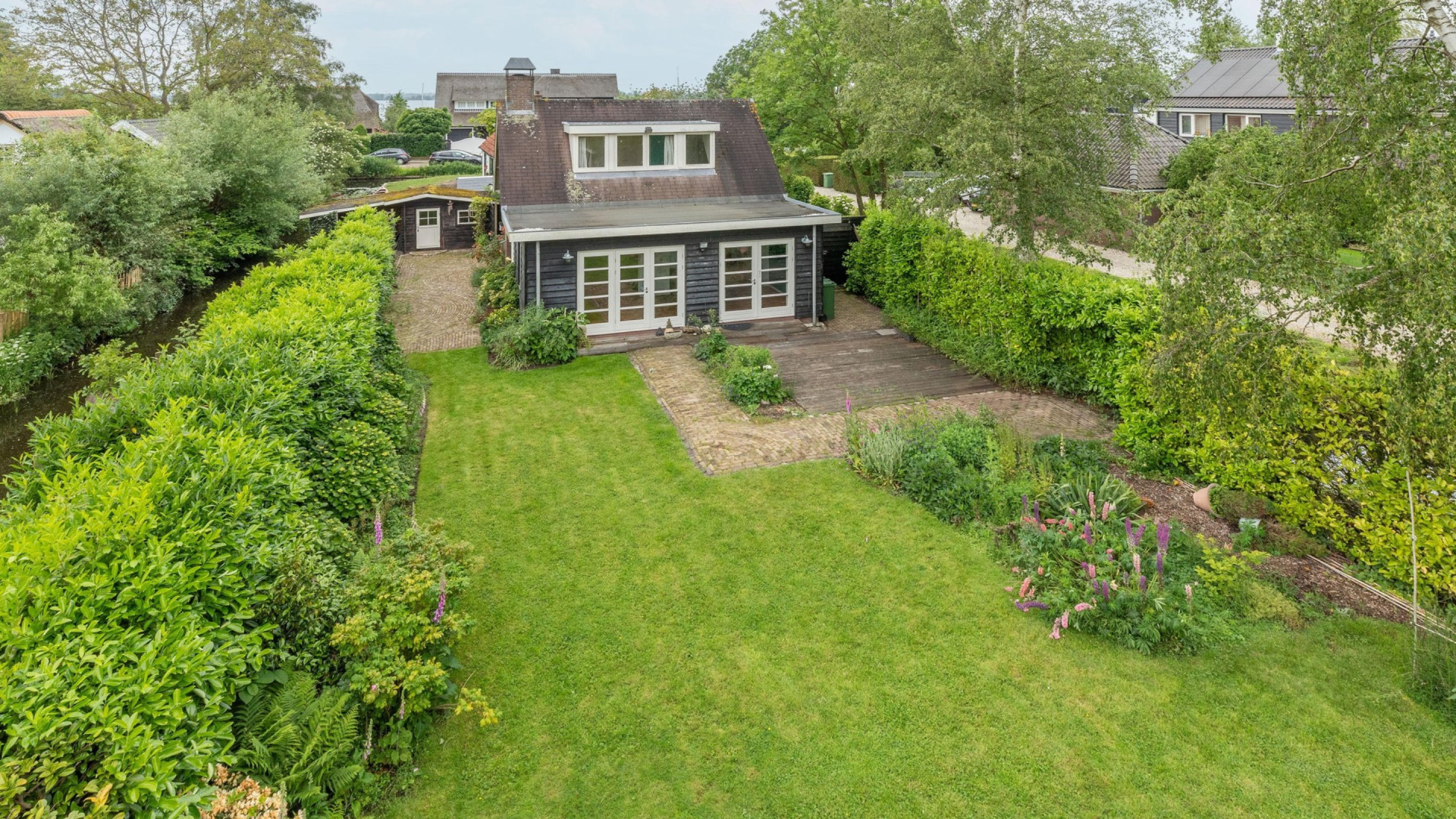 Volkszanger Wesly Bronkhorst koopt deze prachtige villa aan de Loosdrechtse Plassen. Zie foto's 10