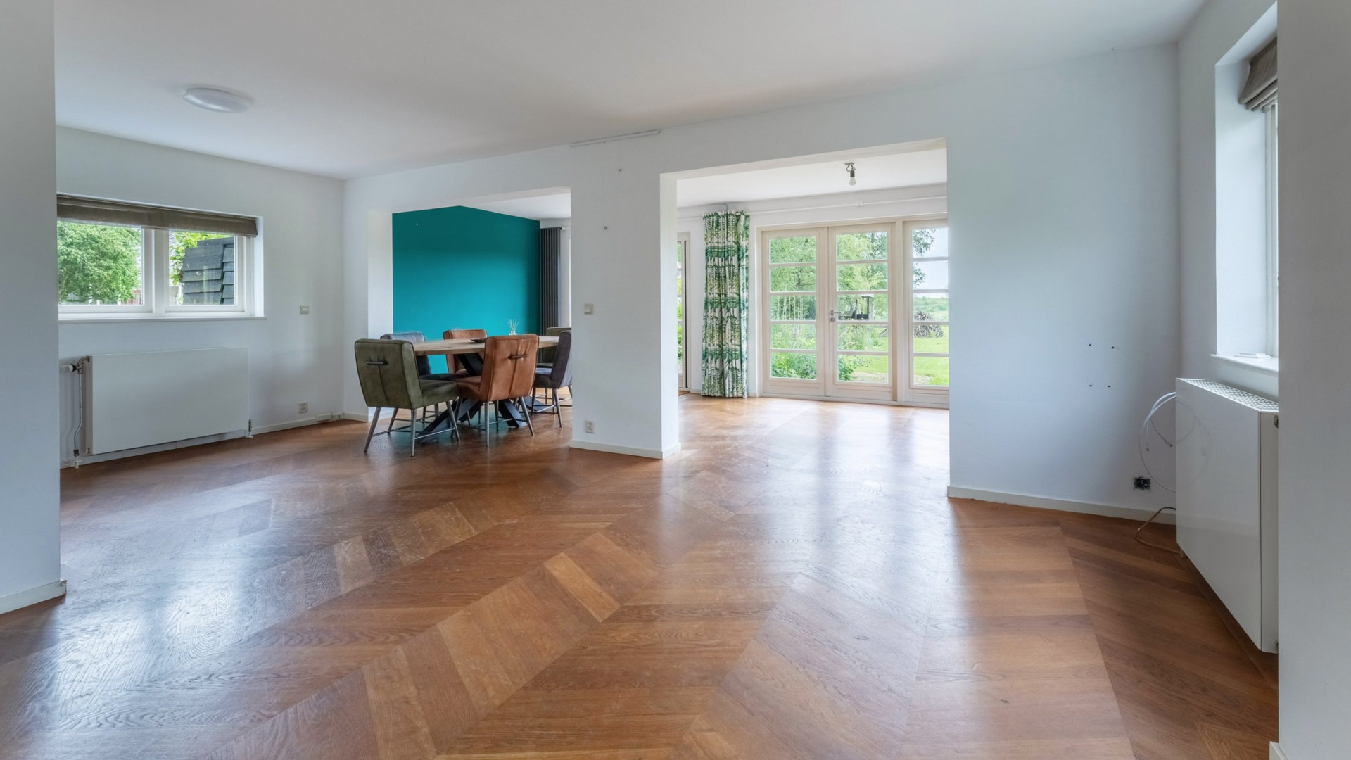 Volkszanger Wesly Bronkhorst koopt deze prachtige villa aan de Loosdrechtse Plassen. Zie foto's 3