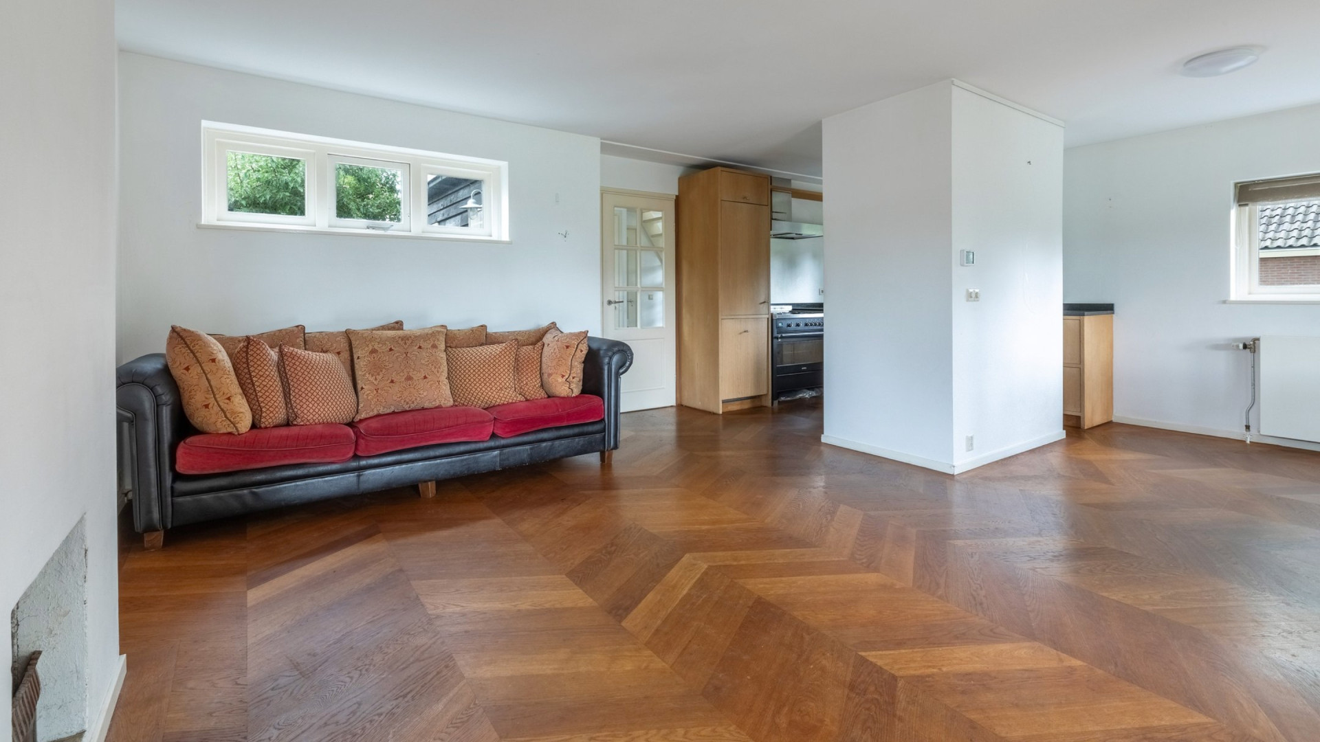 Volkszanger Wesly Bronkhorst koopt deze prachtige villa aan de Loosdrechtse Plassen. Zie foto's 4