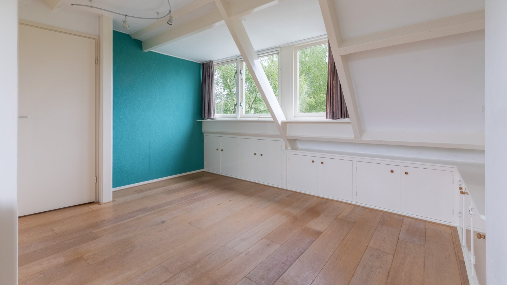 Volkszanger Wesly Bronkhorst koopt deze prachtige villa aan de Loosdrechtse Plassen. Zie foto's 7