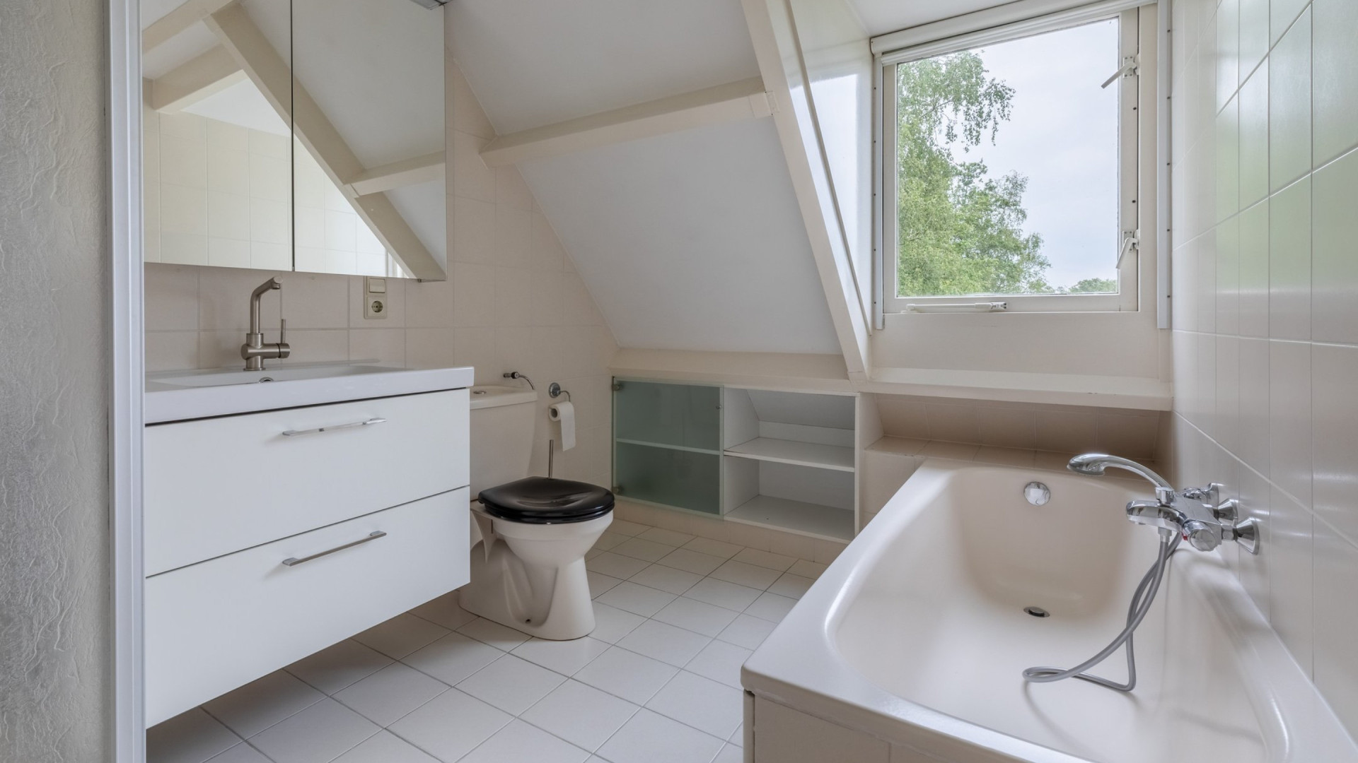 Volkszanger Wesly Bronkhorst koopt deze prachtige villa aan de Loosdrechtse Plassen. Zie foto's 8