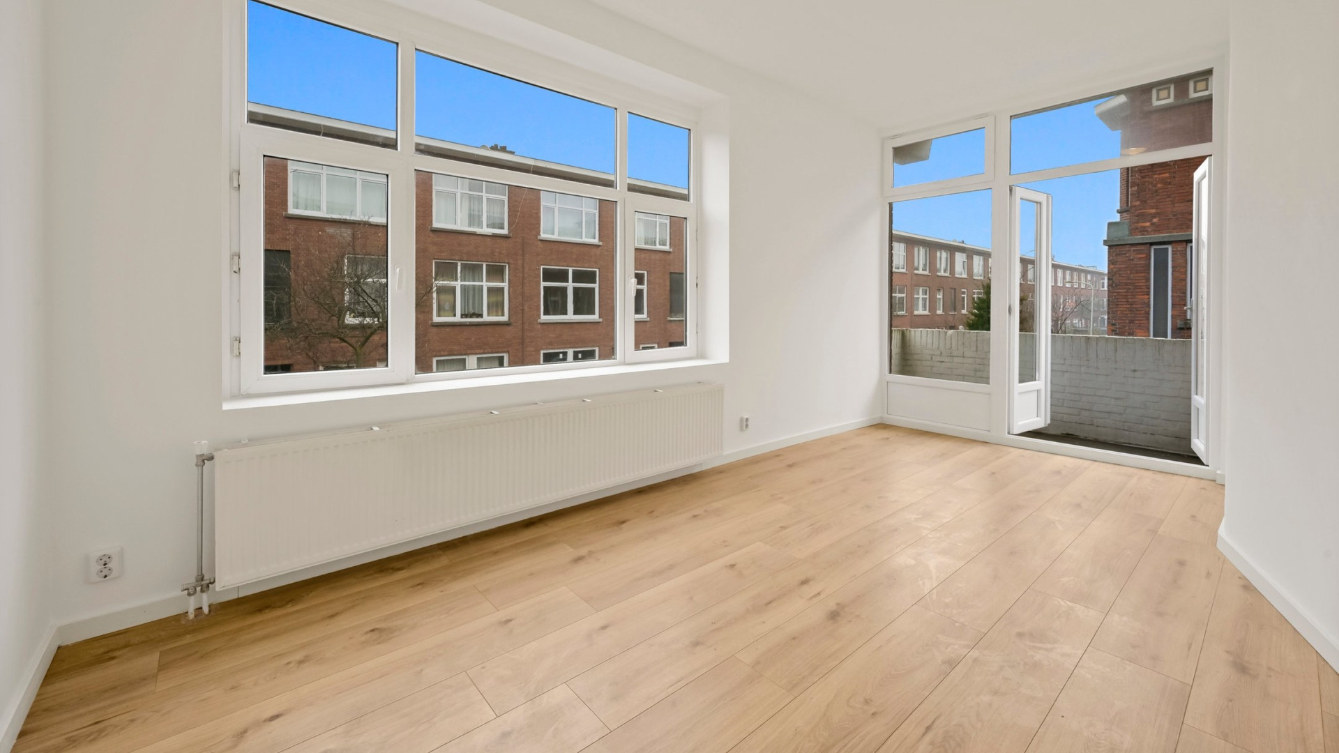 SBS Shownieuws presentator Bart Ettekoven verkoopt zijn Haagse appartement. Zie foto's 6