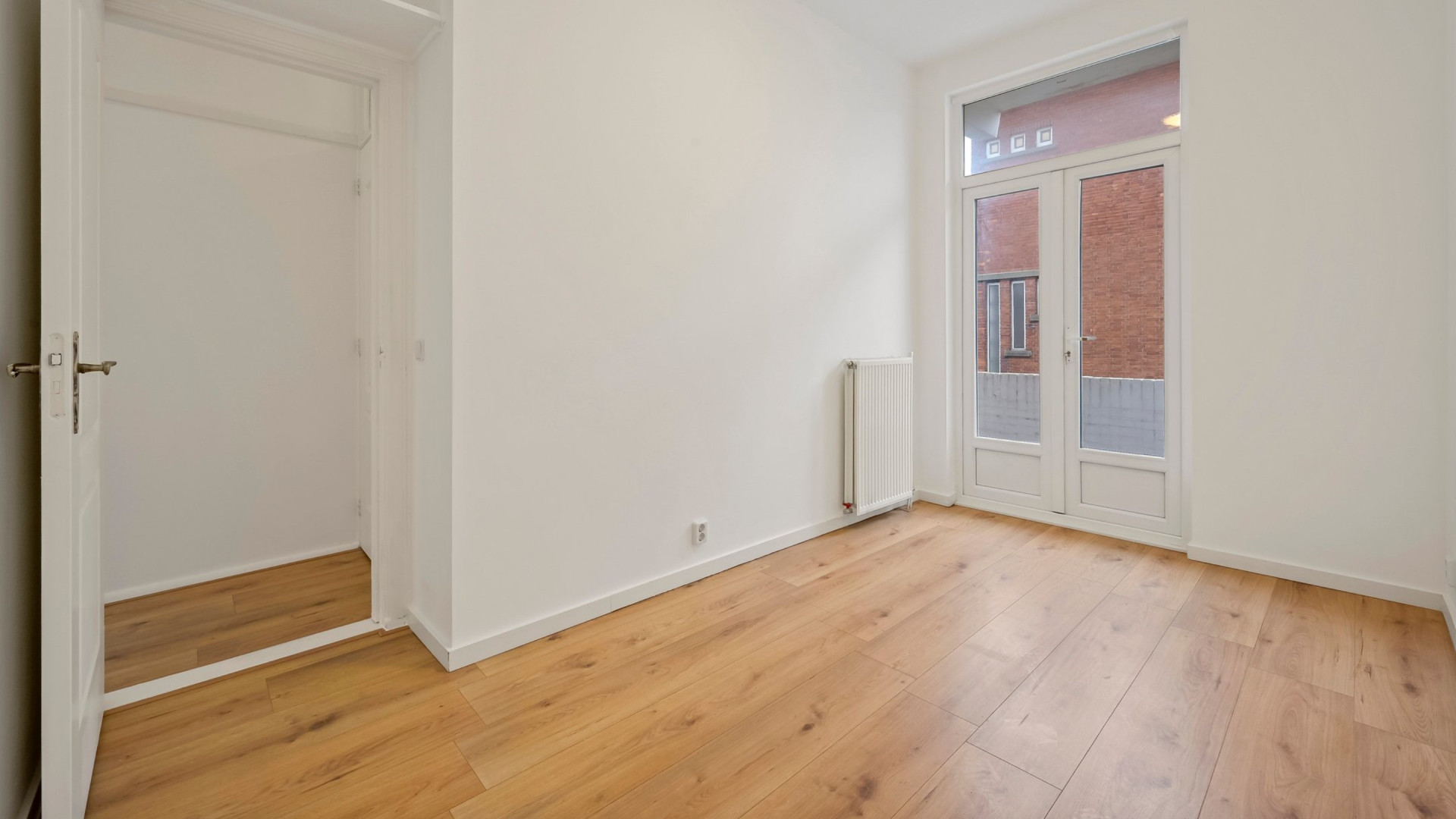 SBS Shownieuws presentator Bart Ettekoven verkoopt zijn Haagse appartement. Zie foto's 8