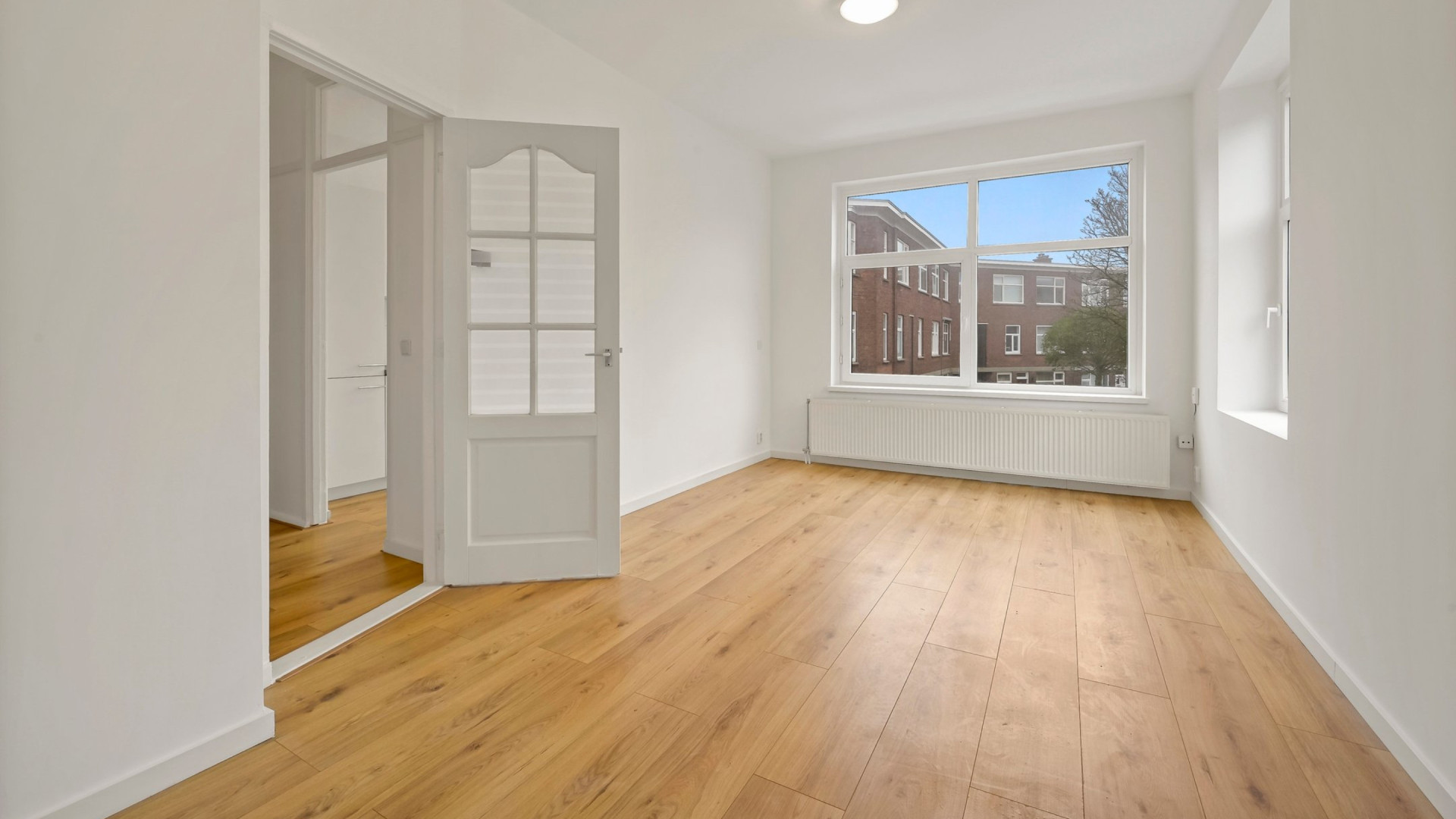 SBS Shownieuws presentator Bart Ettekoven verkoopt zijn Haagse appartement. Zie foto's 4