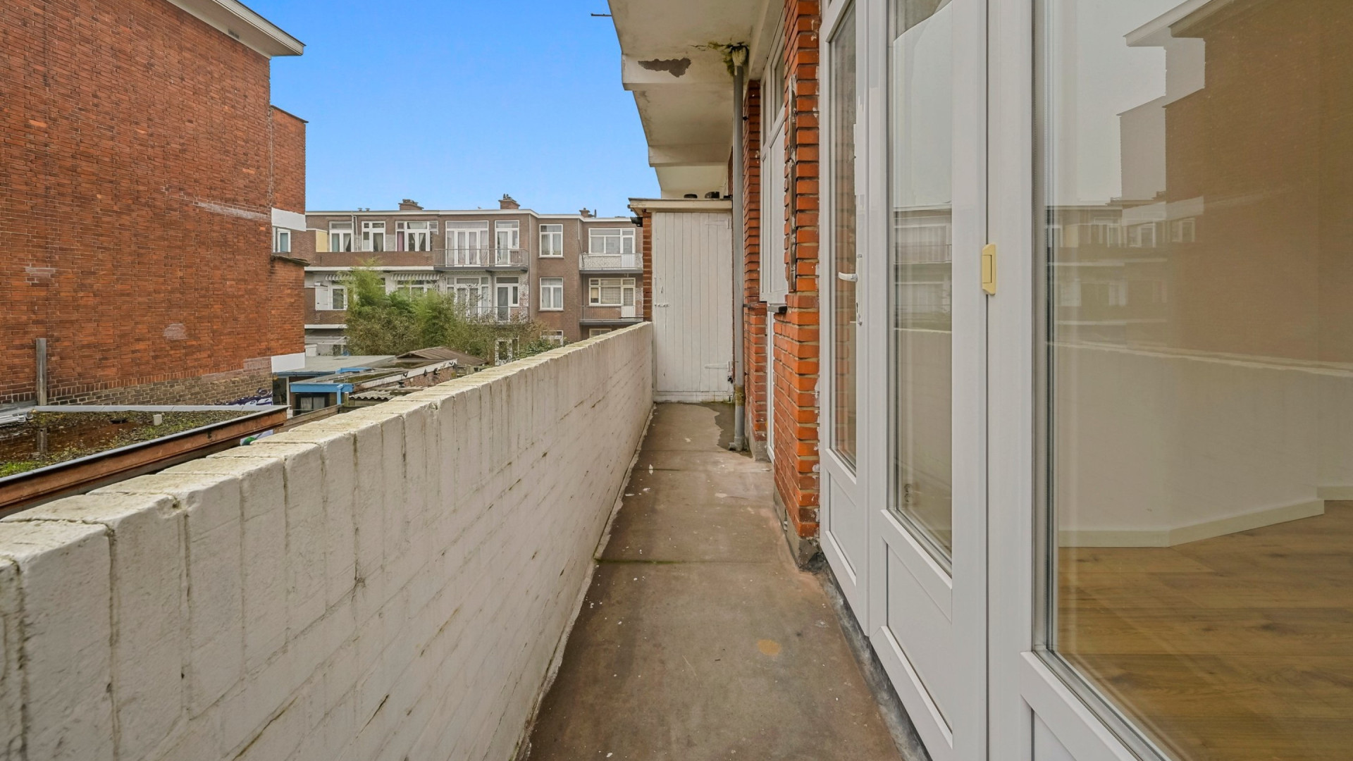 SBS Shownieuws presentator Bart Ettekoven verkoopt zijn Haagse appartement. Zie foto's 9