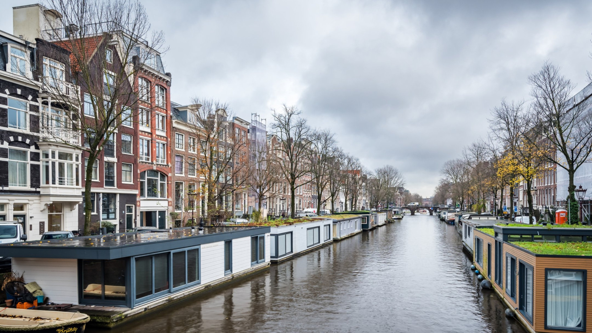 Dit is het knusse Amsterdamse grachtenappartement van Gwen van Poorten waar zij dik voor heeft betaald. Zie foto's 2