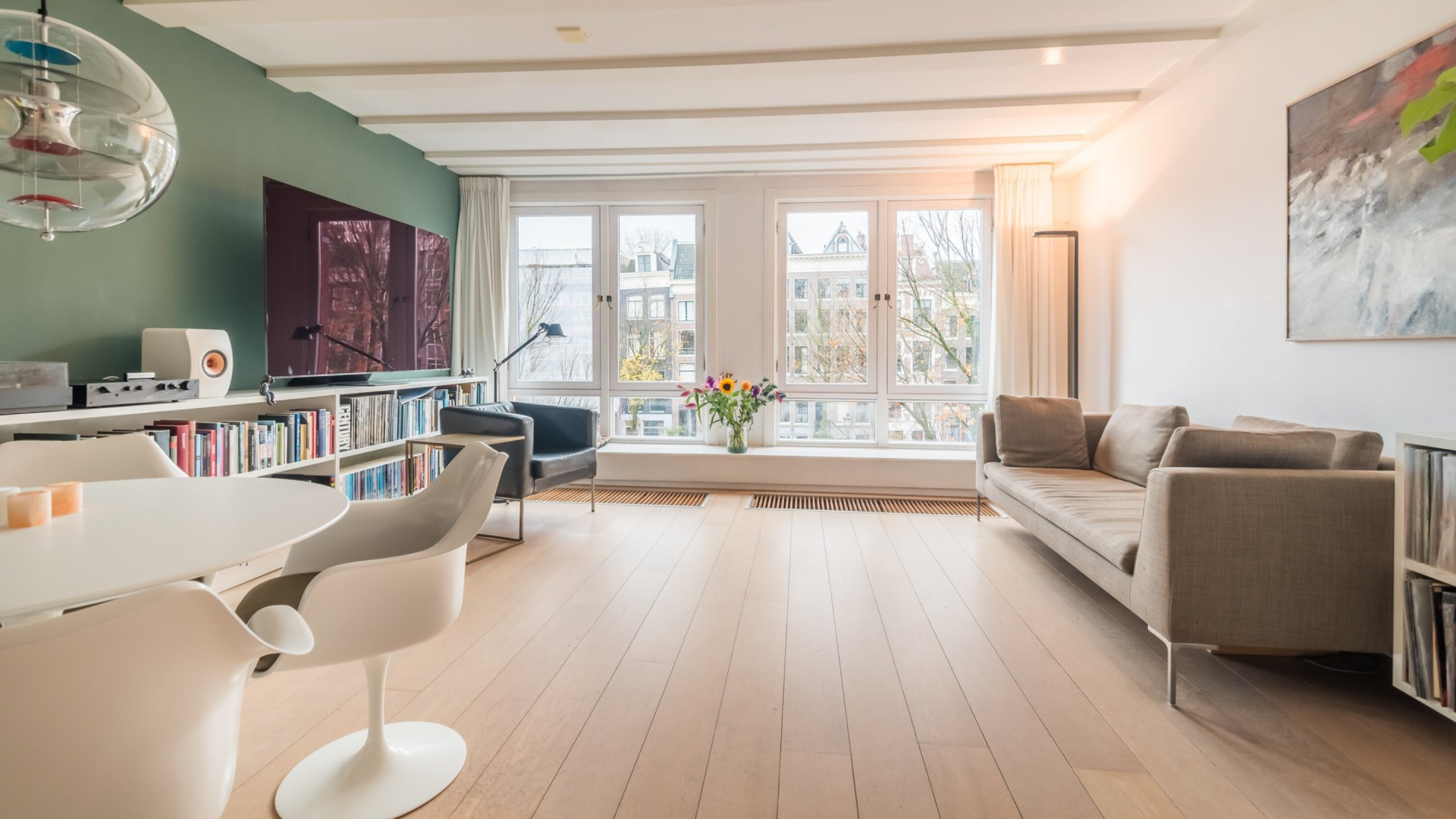 Dit is het knusse Amsterdamse grachtenappartement van Gwen van Poorten waar zij dik voor heeft betaald. Zie foto's 3
