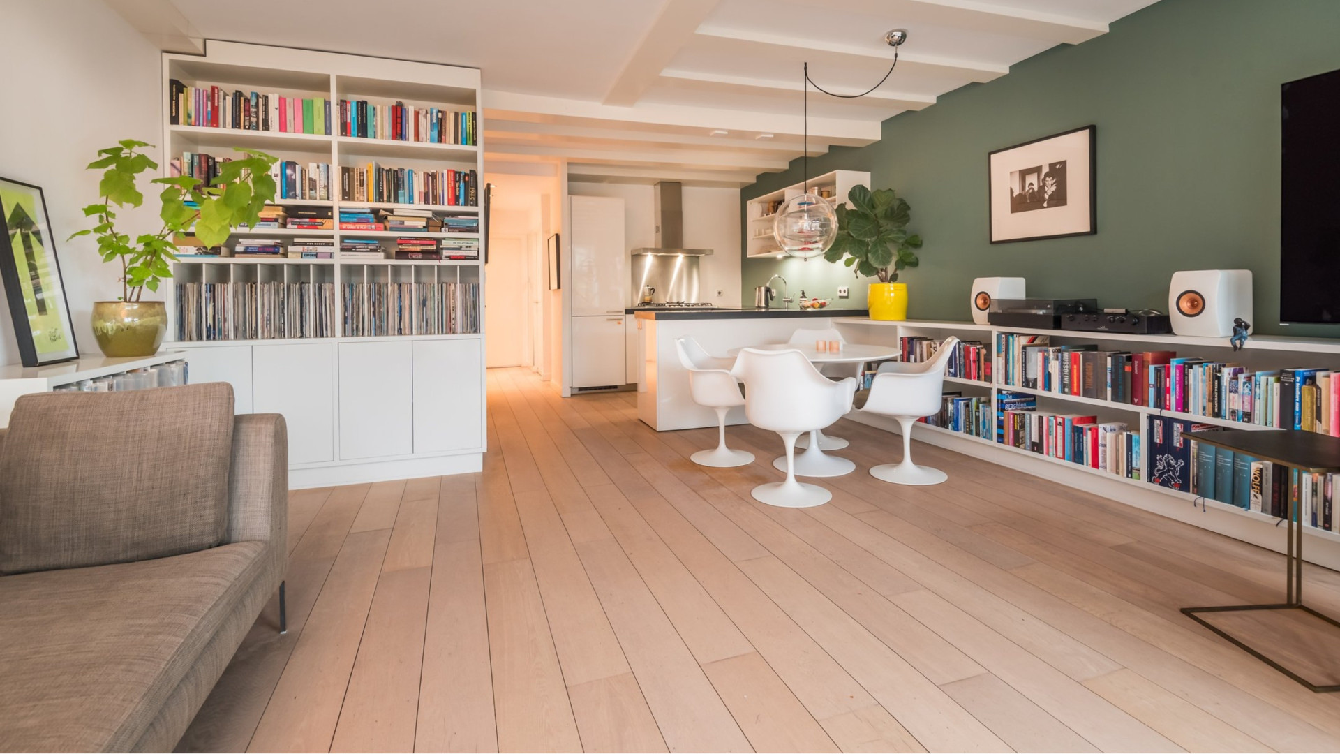 Dit is het knusse Amsterdamse grachtenappartement van Gwen van Poorten waar zij dik voor heeft betaald. Zie foto's 5