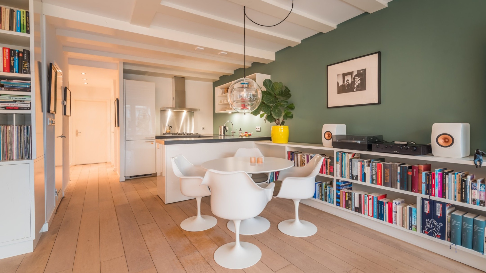 Dit is het knusse Amsterdamse grachtenappartement van Gwen van Poorten waar zij dik voor heeft betaald. Zie foto's 4