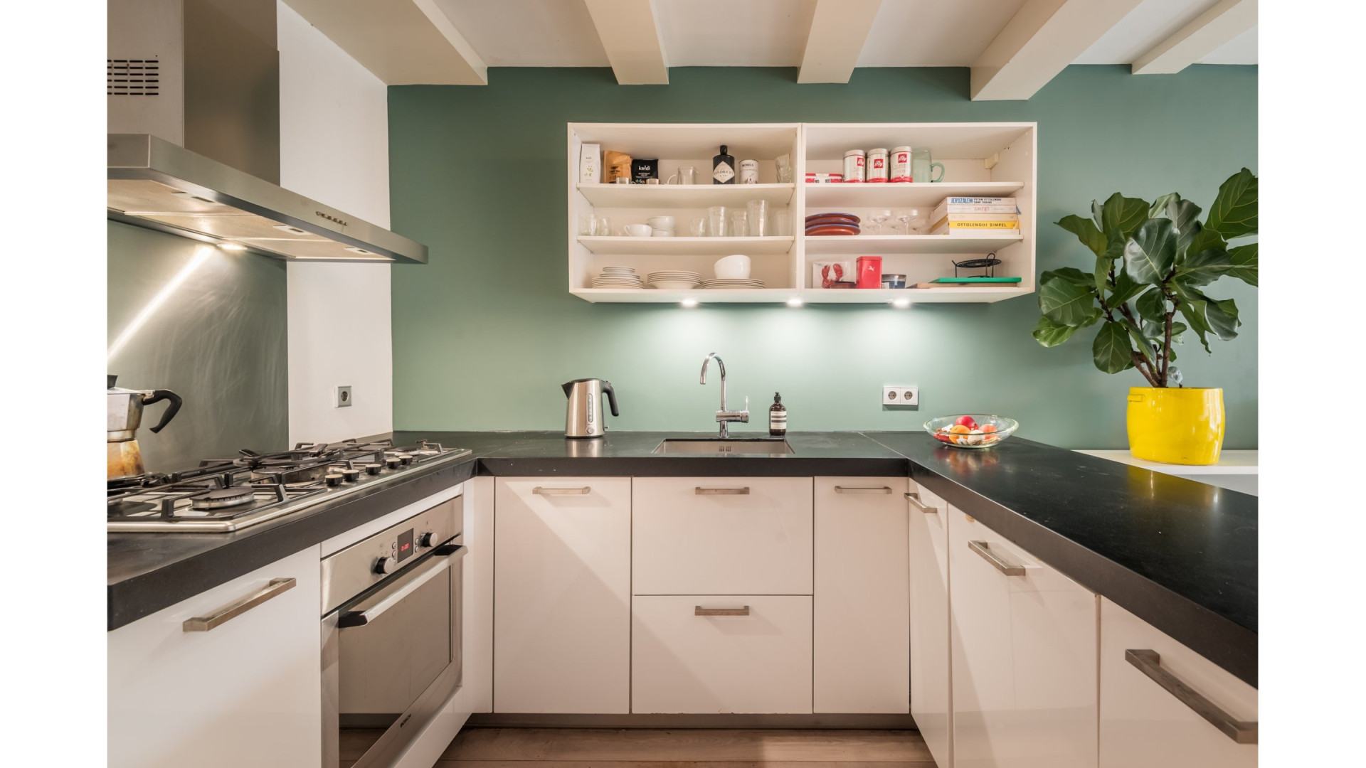 Dit is het knusse Amsterdamse grachtenappartement van Gwen van Poorten waar zij dik voor heeft betaald. Zie foto's 6