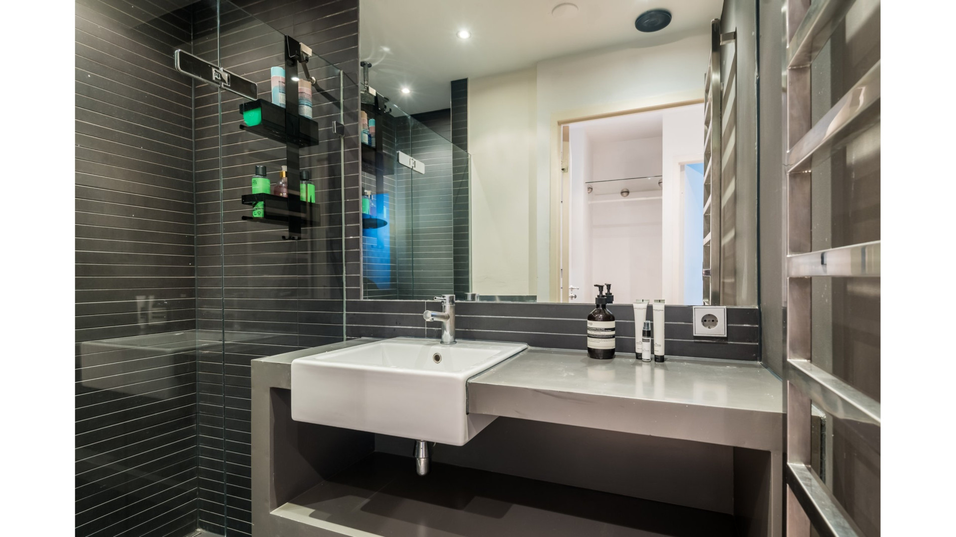 Dit is het knusse Amsterdamse grachtenappartement van Gwen van Poorten waar zij dik voor heeft betaald. Zie foto's 8