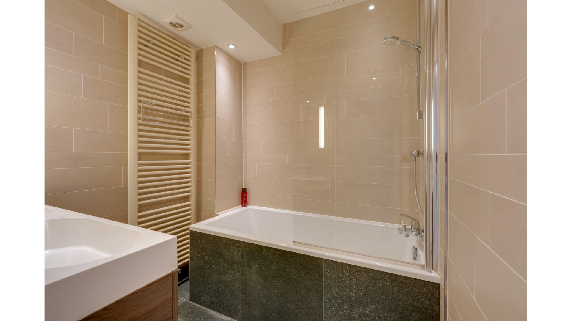 TV presentatrice Saar Koningsberger koopt dit zeer luxe appartement in Amsterdam. Zie foto's 9