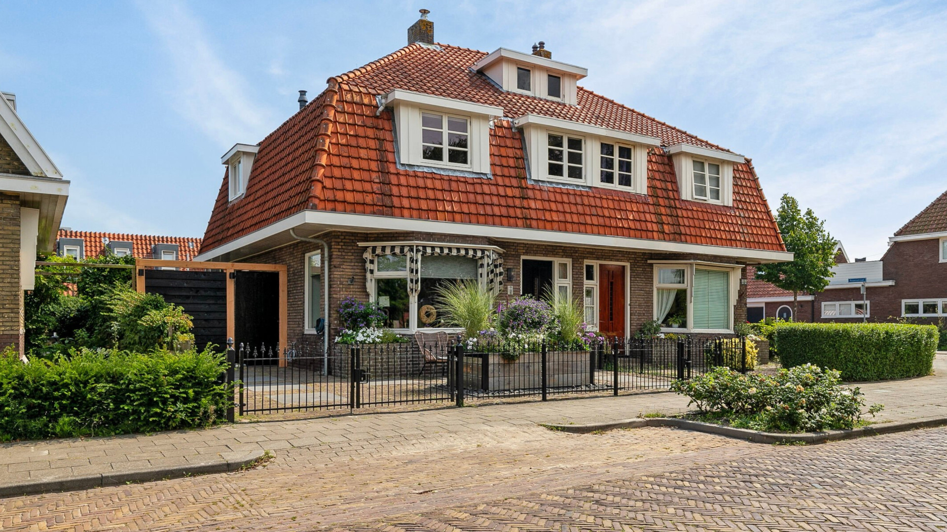 Wereldkampioen op 1000 meter schaatsen Joep Wennemars koopt met zijn spaargeld deze prachtige twee onder 1 kapwoning in Heerenveen. Zie foto's 2