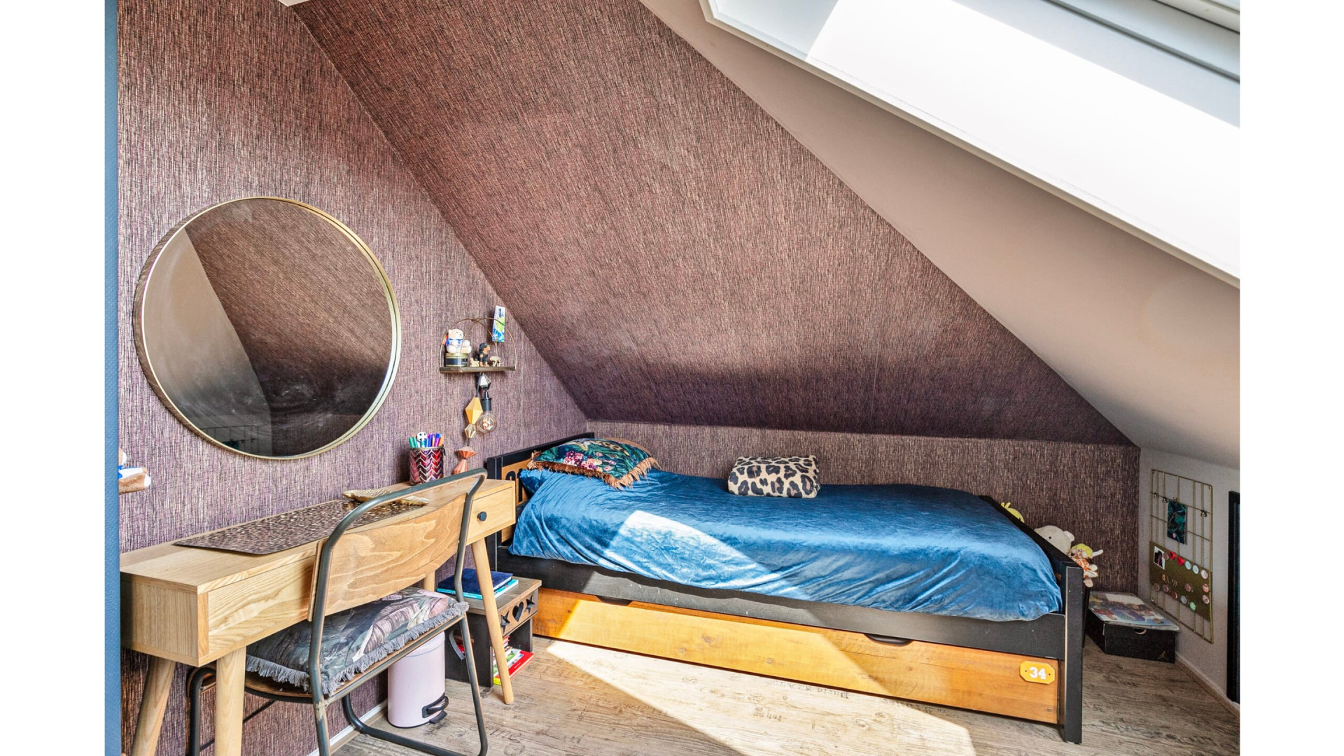 Wereldkampioen op 1000 meter schaatsen Joep Wennemars koopt met zijn spaargeld deze prachtige twee onder 1 kapwoning in Heerenveen. Zie foto's 12