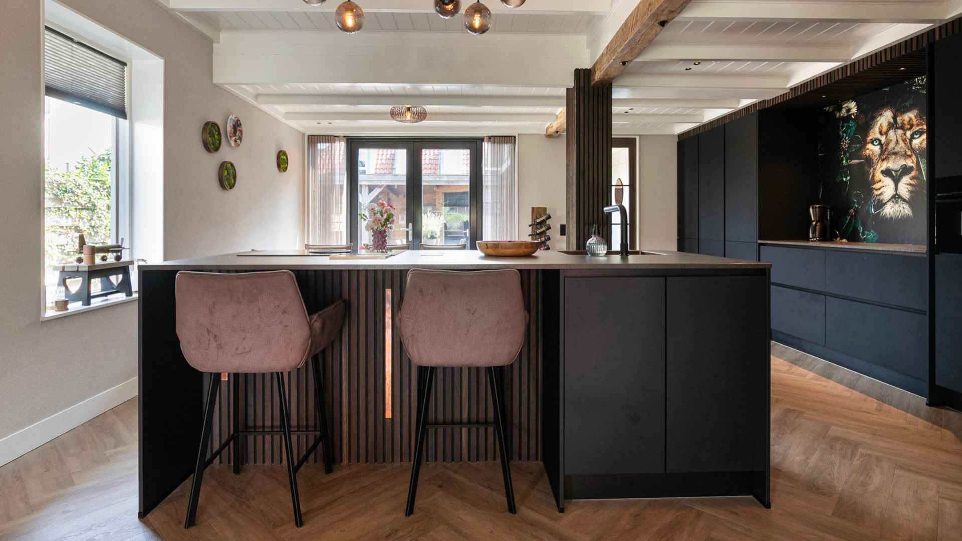 Wereldkampioen op 1000 meter schaatsen Joep Wennemars koopt met zijn spaargeld deze prachtige twee onder 1 kapwoning in Heerenveen. Zie foto's 5
