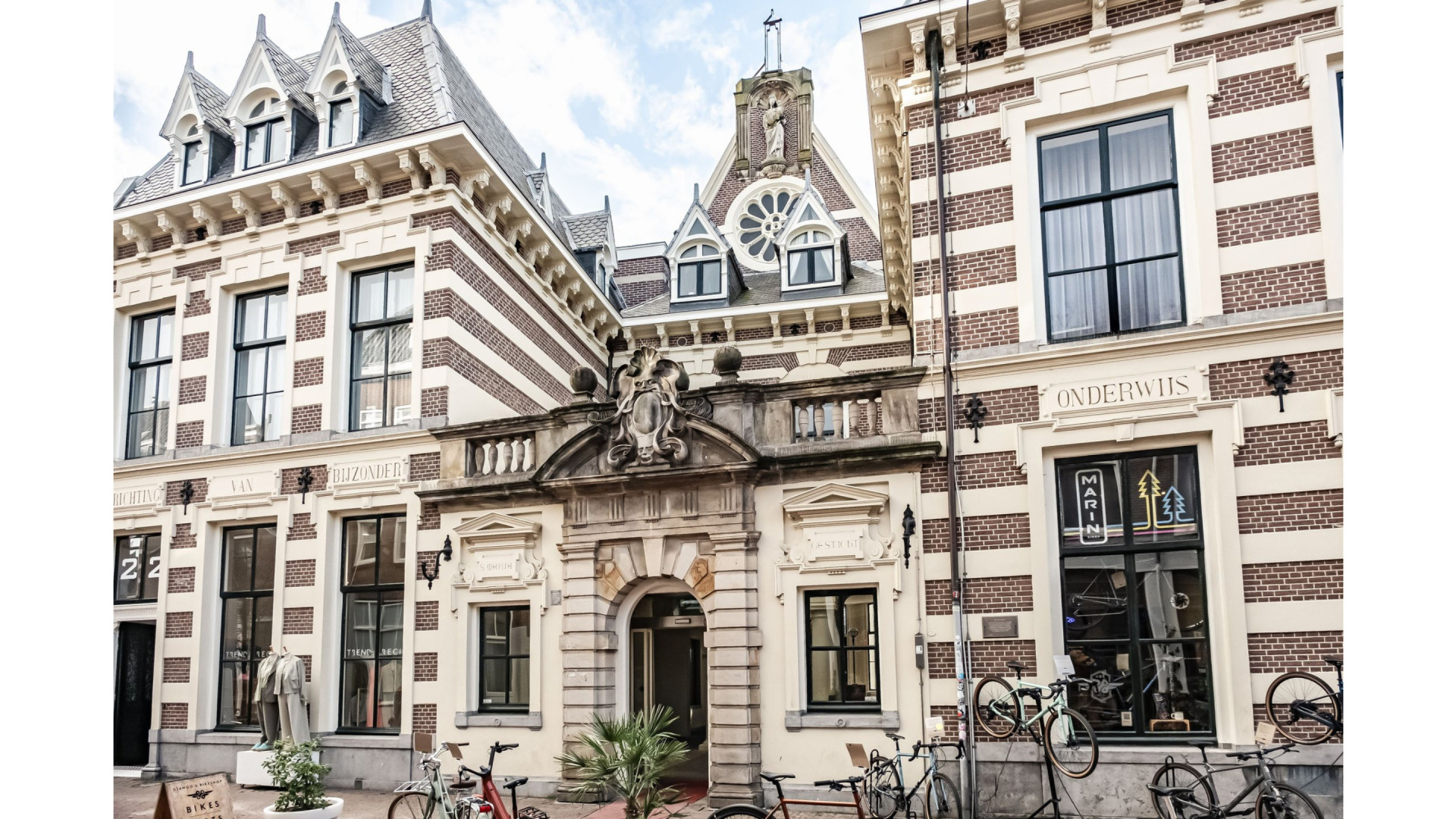 Giel Beelen zet zijn waanzinnige kapelwoning in centrum van Haarlem te koop. Zie foto's 2