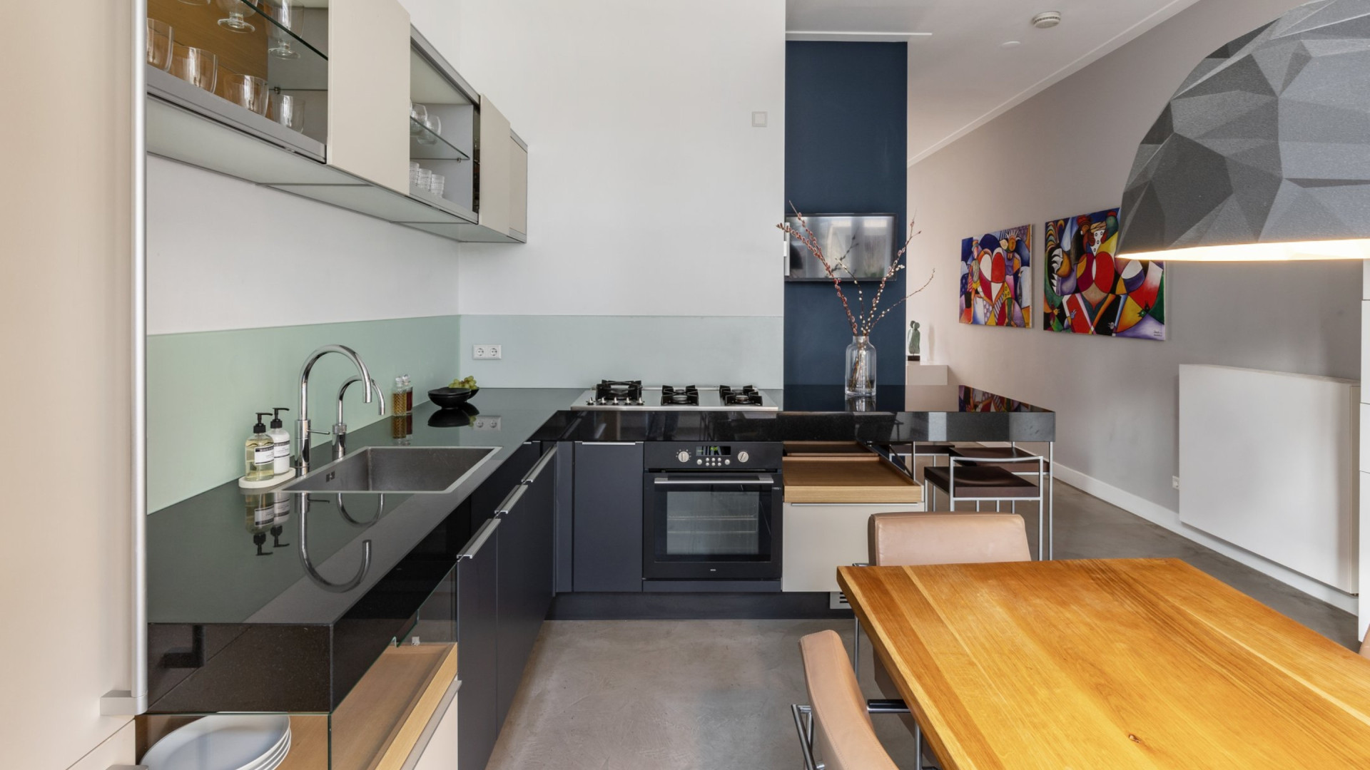 Het Mooiste Meisje van de Klas presentator Jaap Jongbloed zet zijn woning in de PC Hooftstraat in Amsterdam te koop. Zie foto's 5