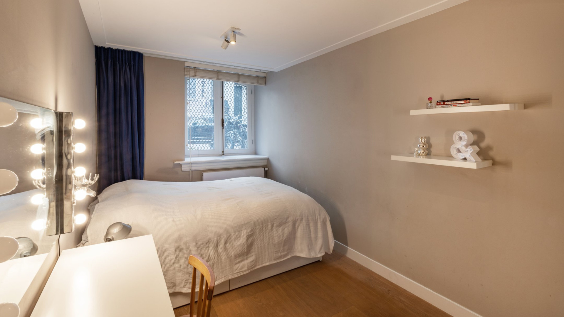 Het Mooiste Meisje van de Klas presentator Jaap Jongbloed zet zijn woning in de PC Hooftstraat in Amsterdam te koop. Zie foto's 8