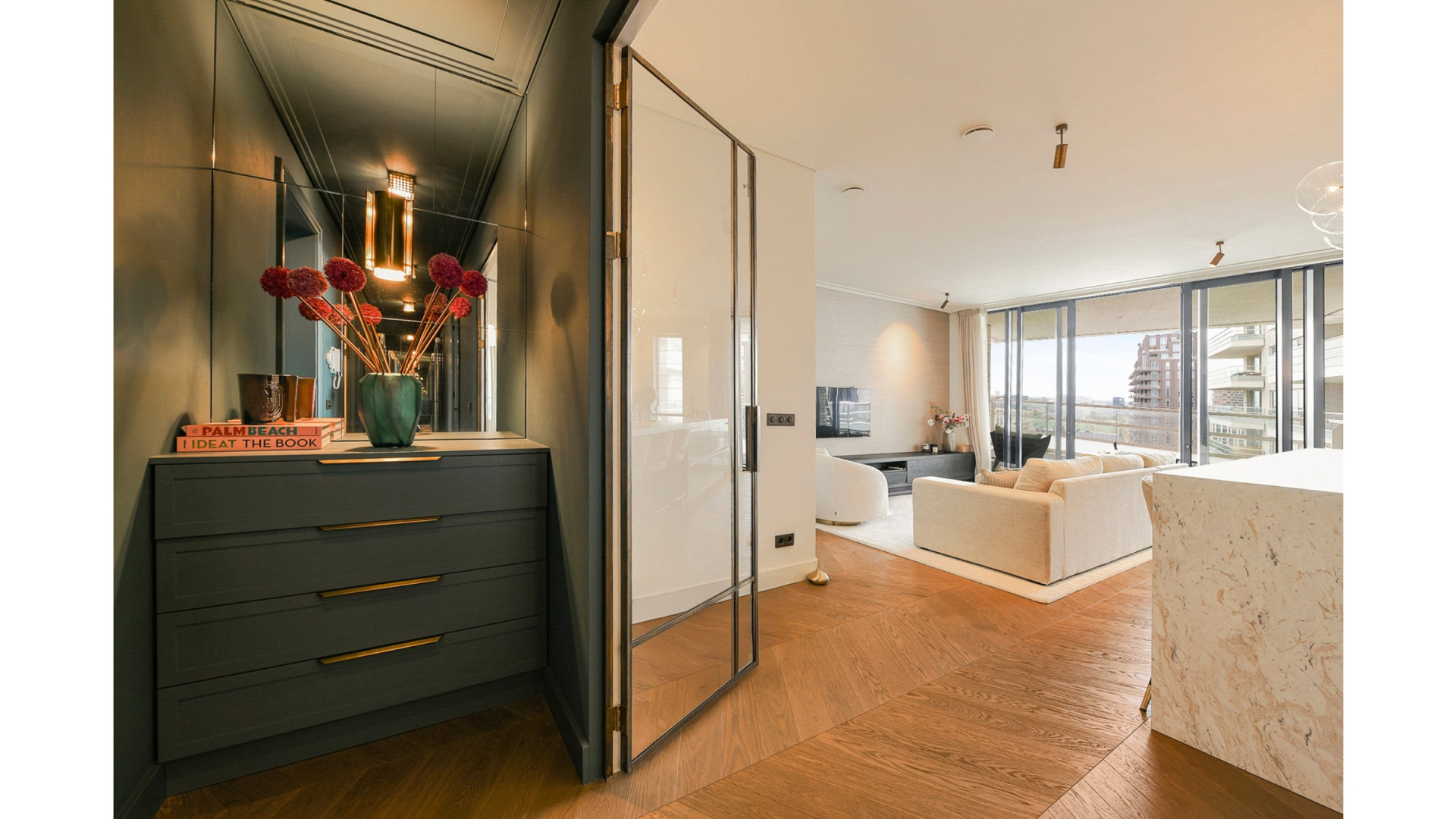 FC Barcelona voetballer Frenkie de Jong zet zijn miljoenen appartement aan de Zuid As te koop. Zie foto's 2