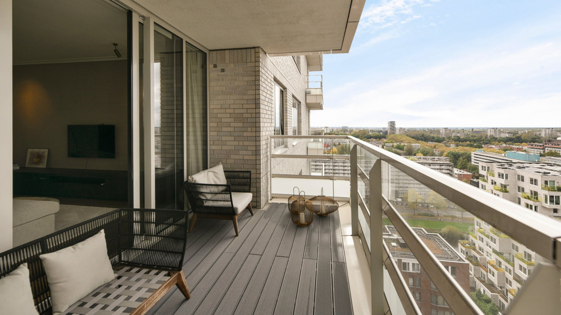 FC Barcelona voetballer Frenkie de Jong zet zijn miljoenen appartement aan de Zuid As te koop. Zie foto's 10