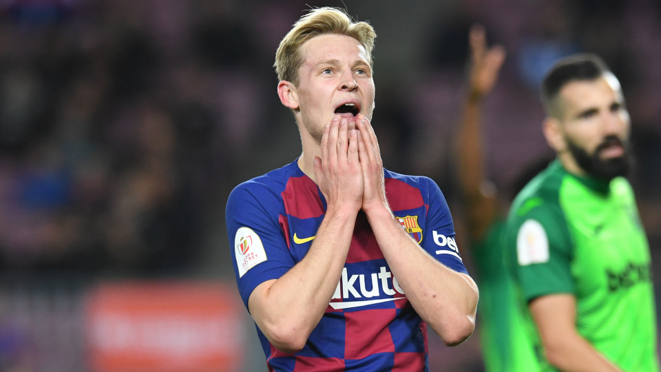 FC Barcelona voetballer Frenkie de Jong zet zijn miljoenen appartement aan de Zuid As te koop. Zie foto's